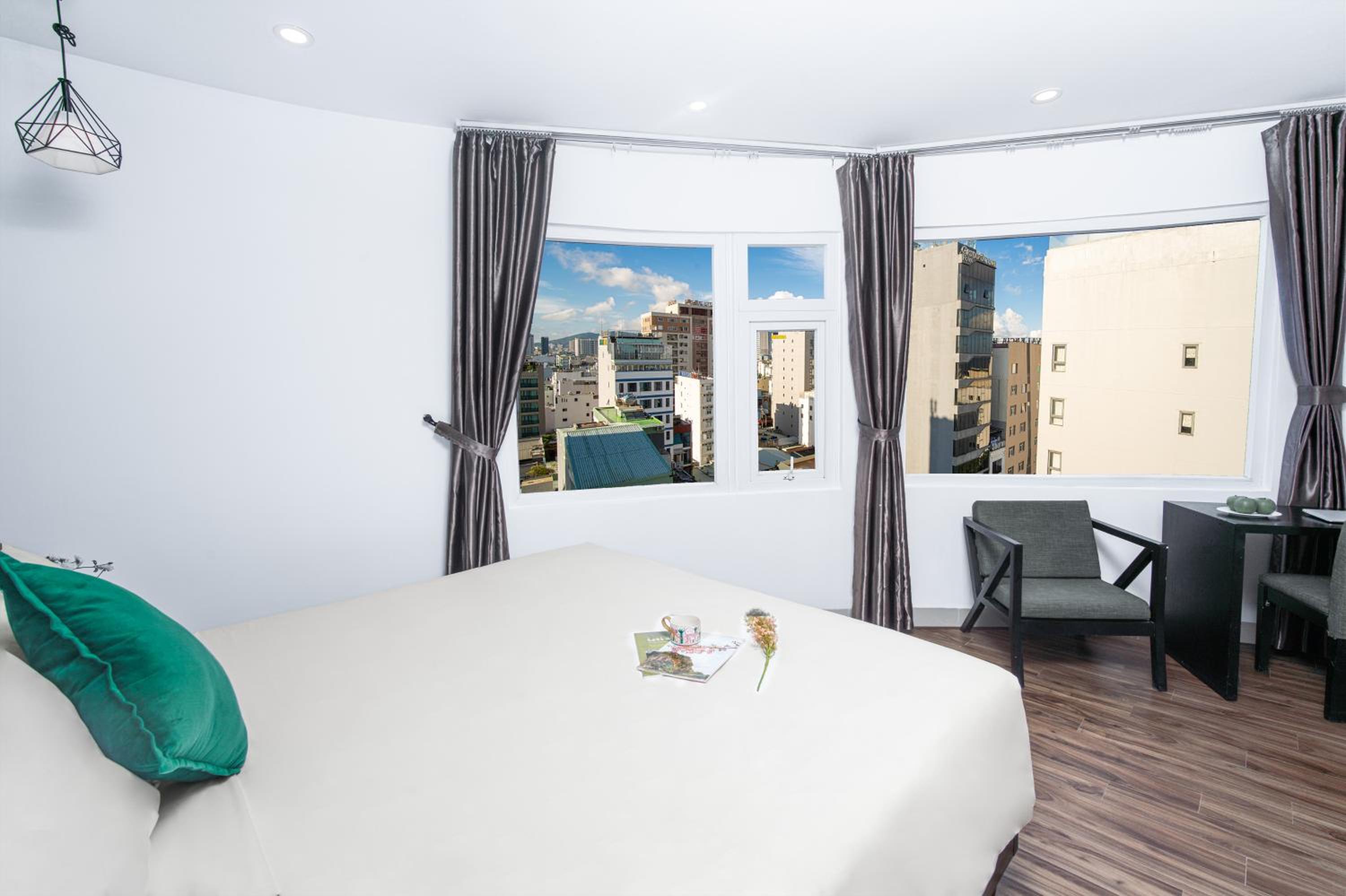 Deluxe Double Room City View with Bathtub - Photo 8