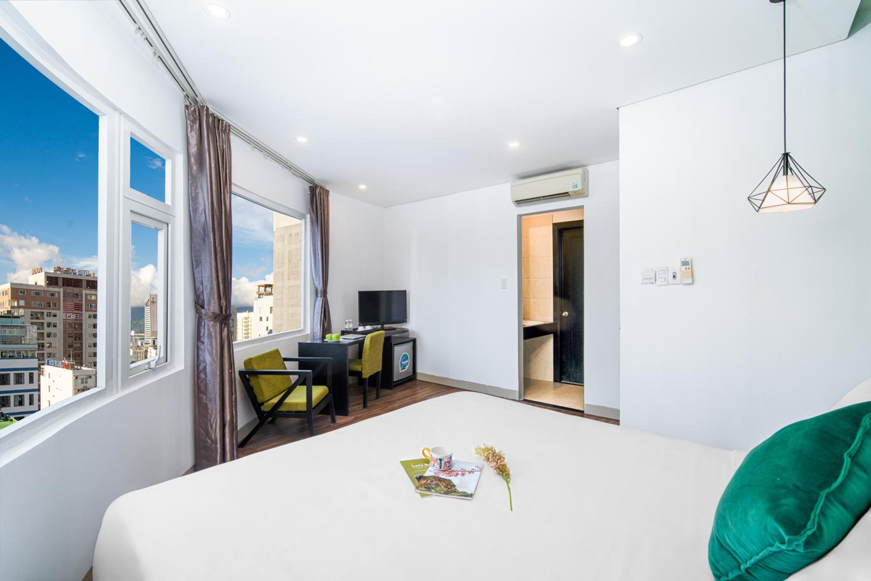 Deluxe Double Room City View with Bathtub - Photo 7