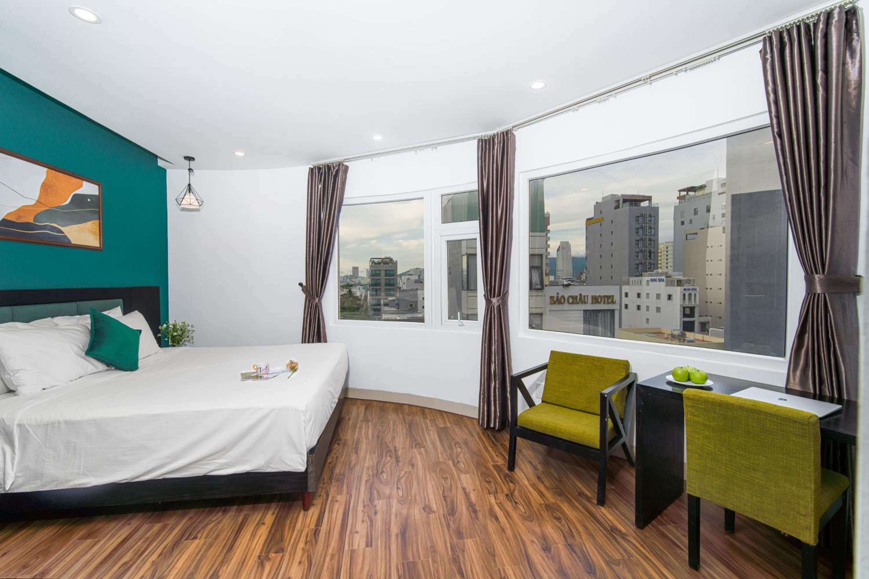 Deluxe Double Room City View with Bathtub - Photo 11
