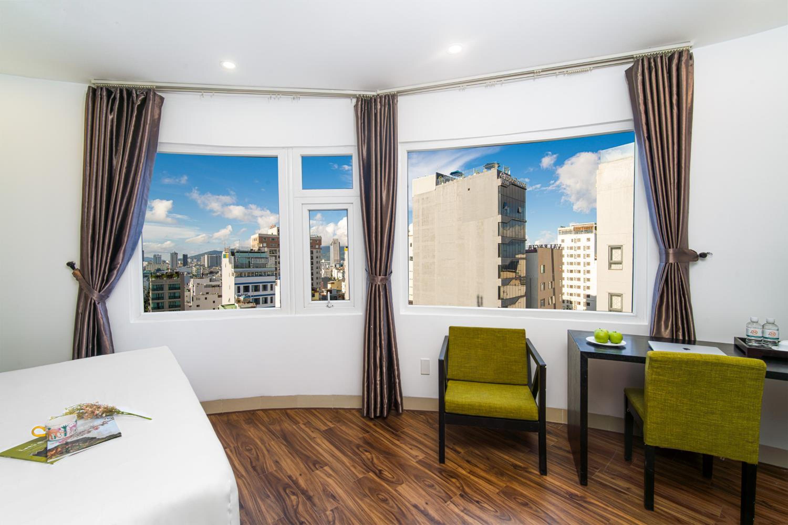 Deluxe Double Room City View with Bathtub - Photo 12