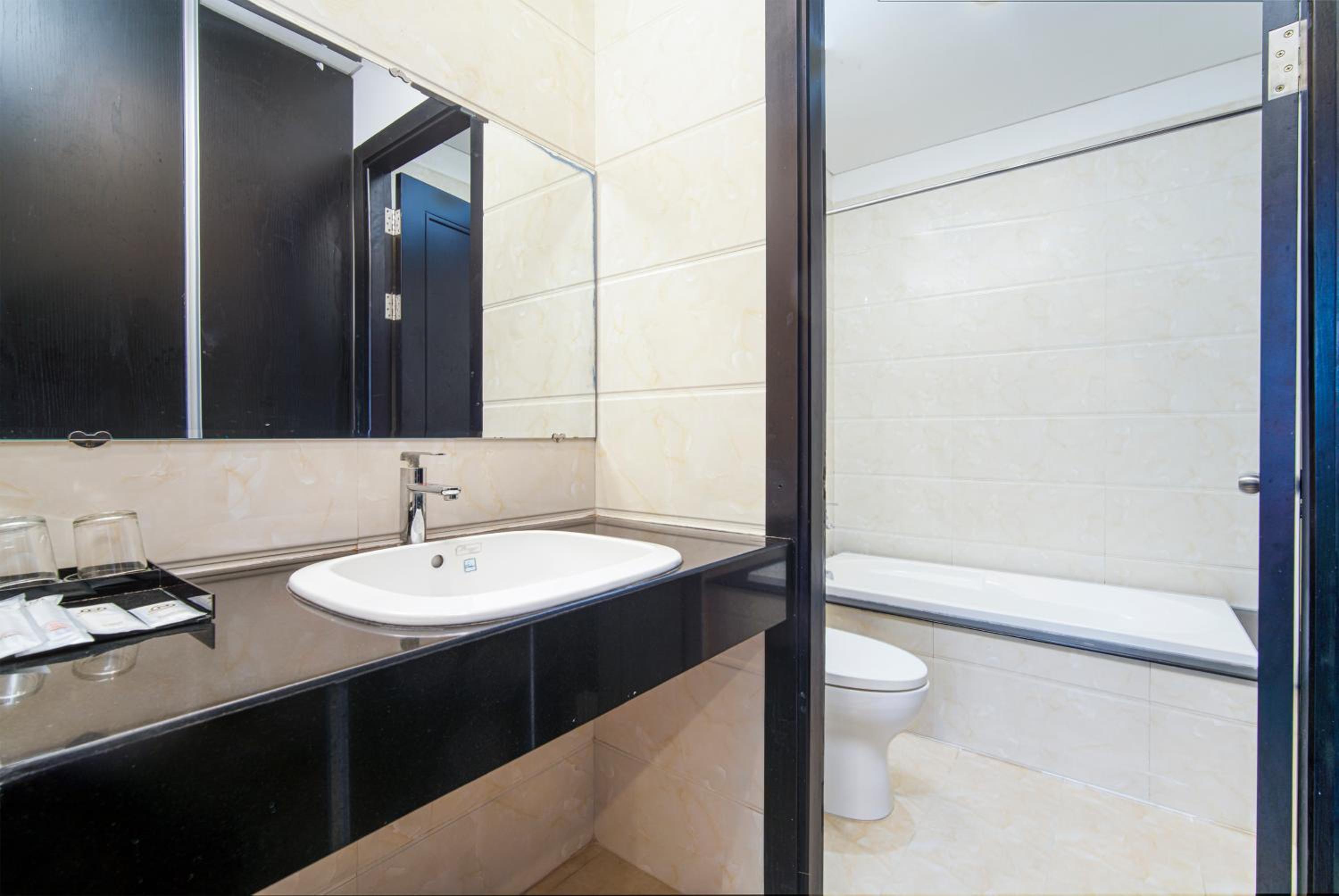 Deluxe Double Room City View with Bathtub - Photo 6