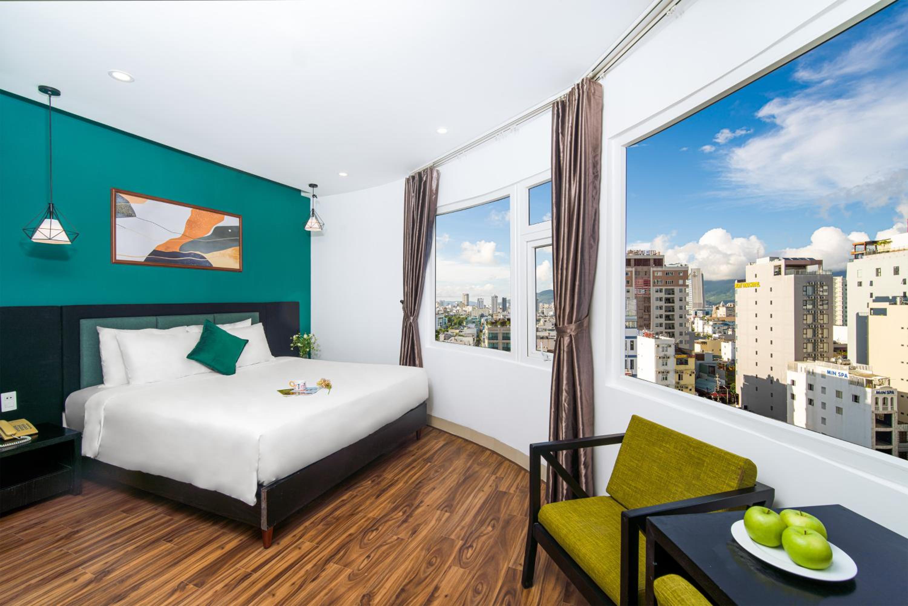Deluxe Double Room City View with Bathtub - Photo 10