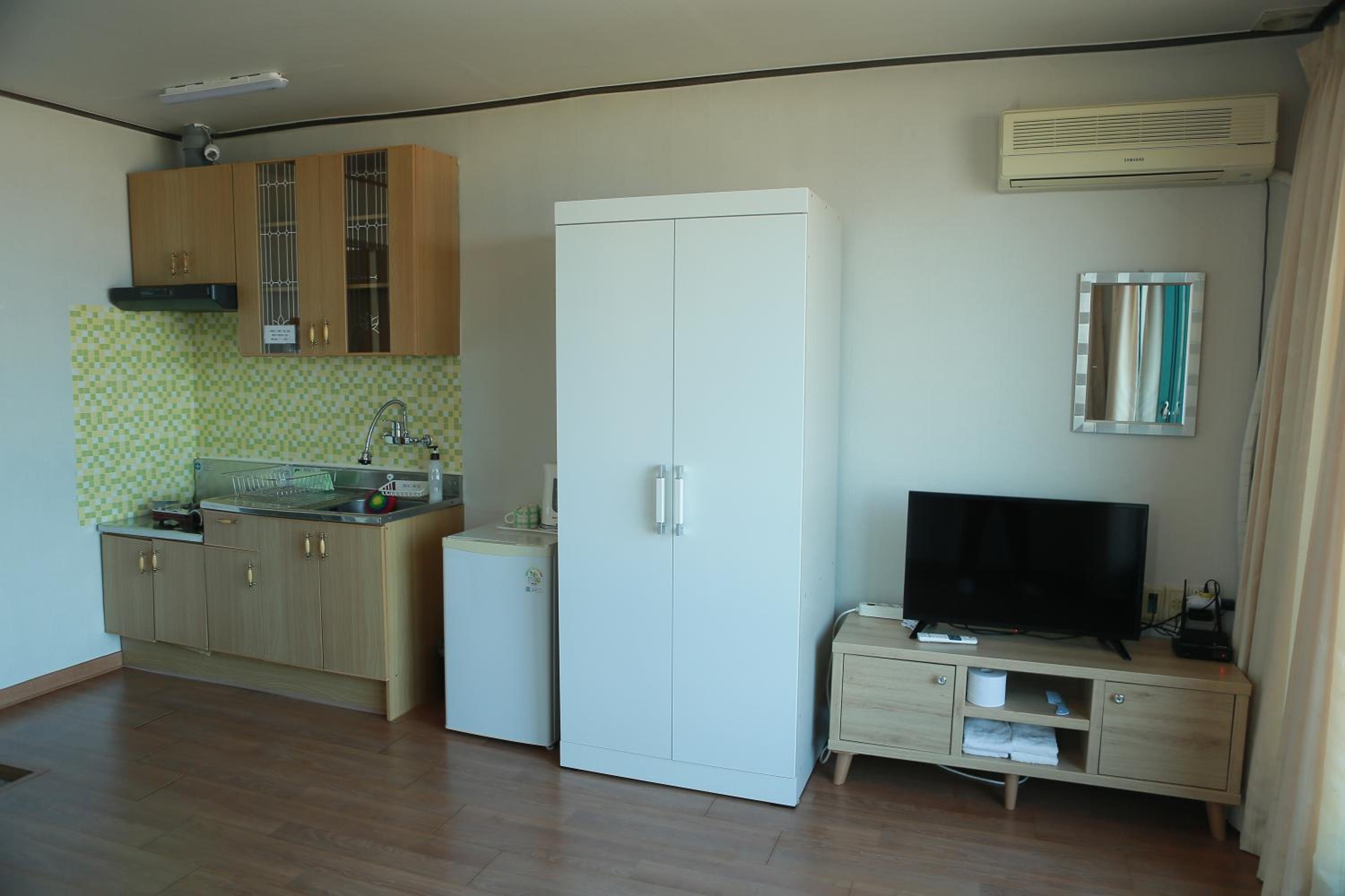 Family Room with Side Sea View - Photo 5