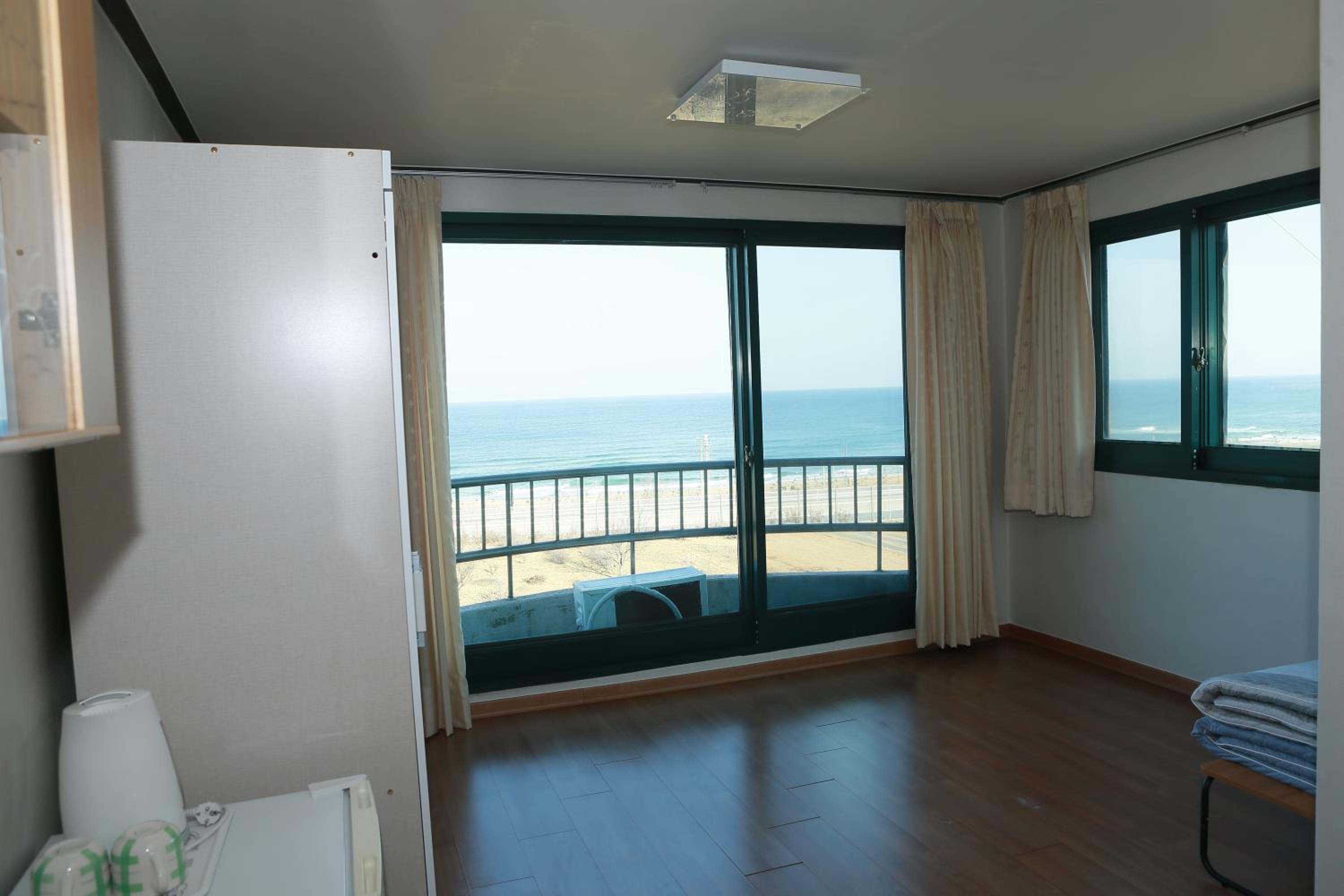 Family Room with Side Sea View - Photo 7