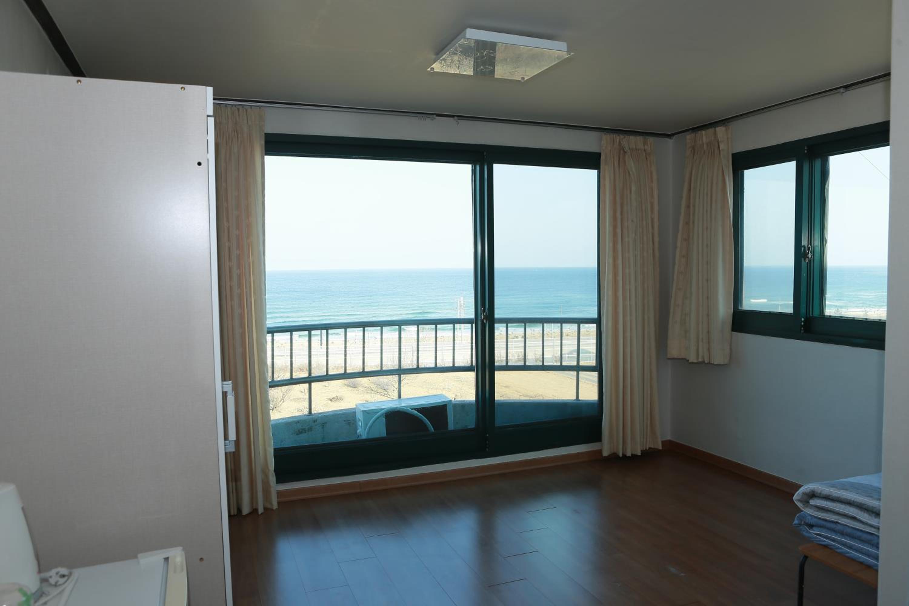 Family Room with Side Sea View - Photo 2