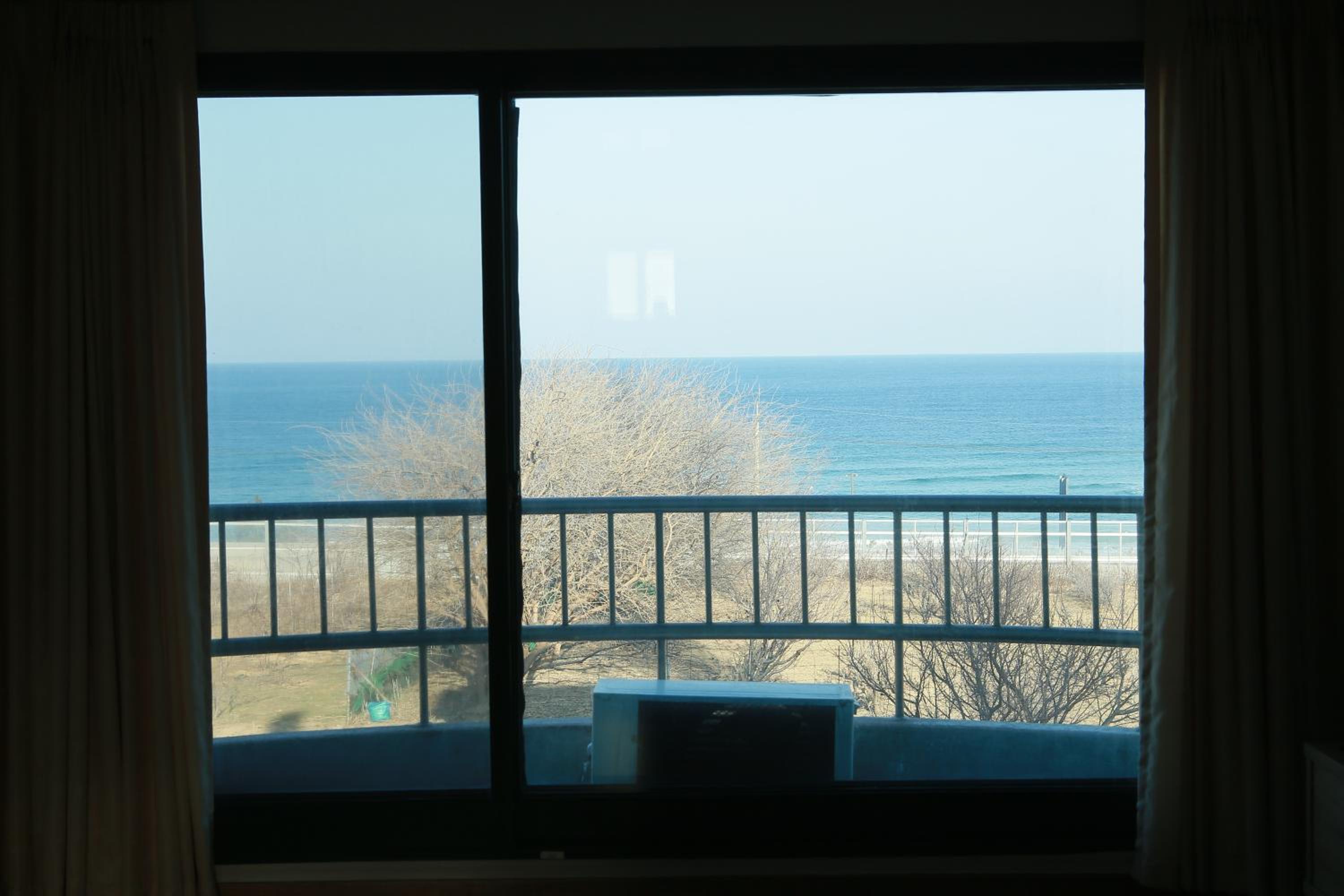 Family Room with Side Sea View - Photo 8
