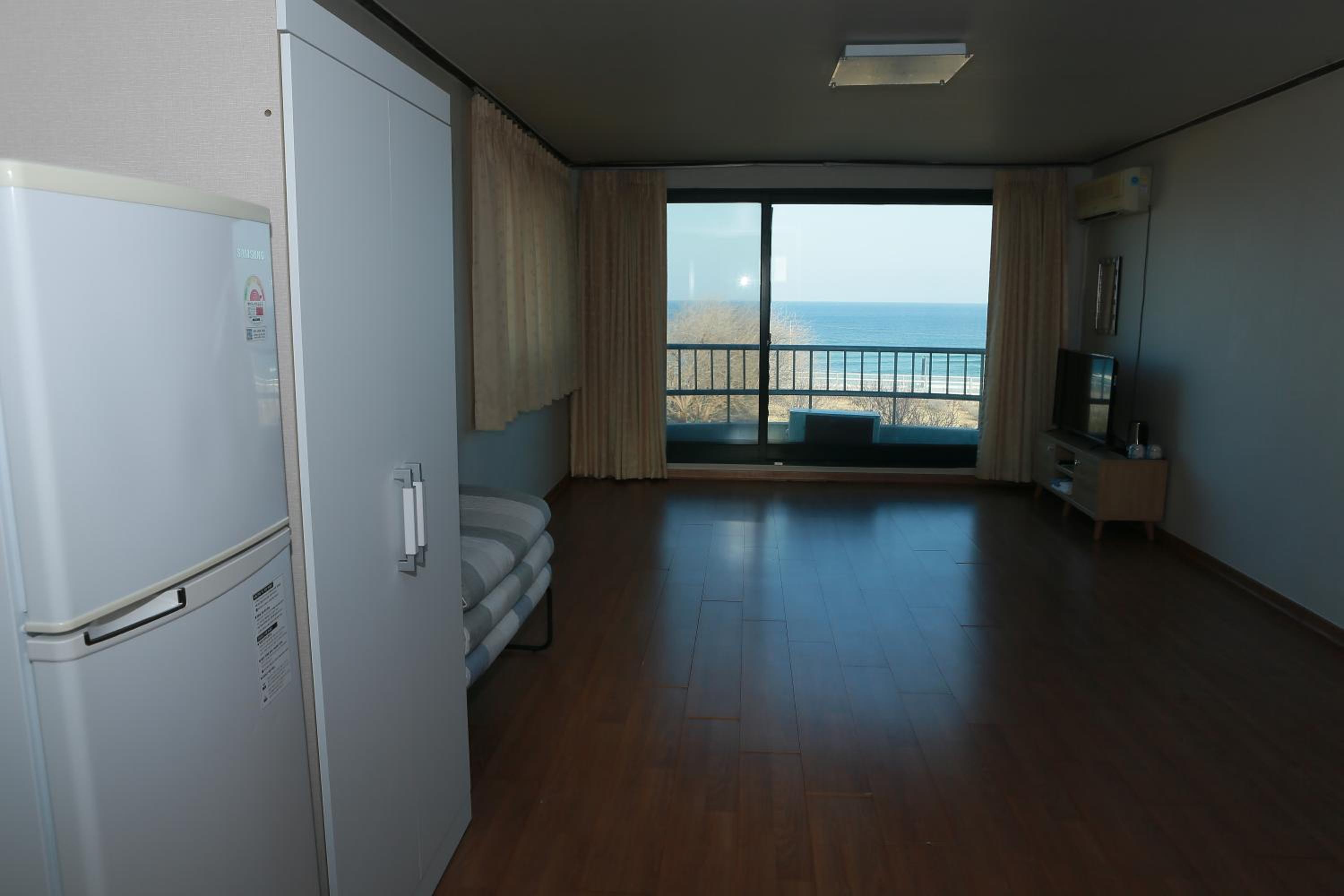Family Room with Side Sea View - Photo 1