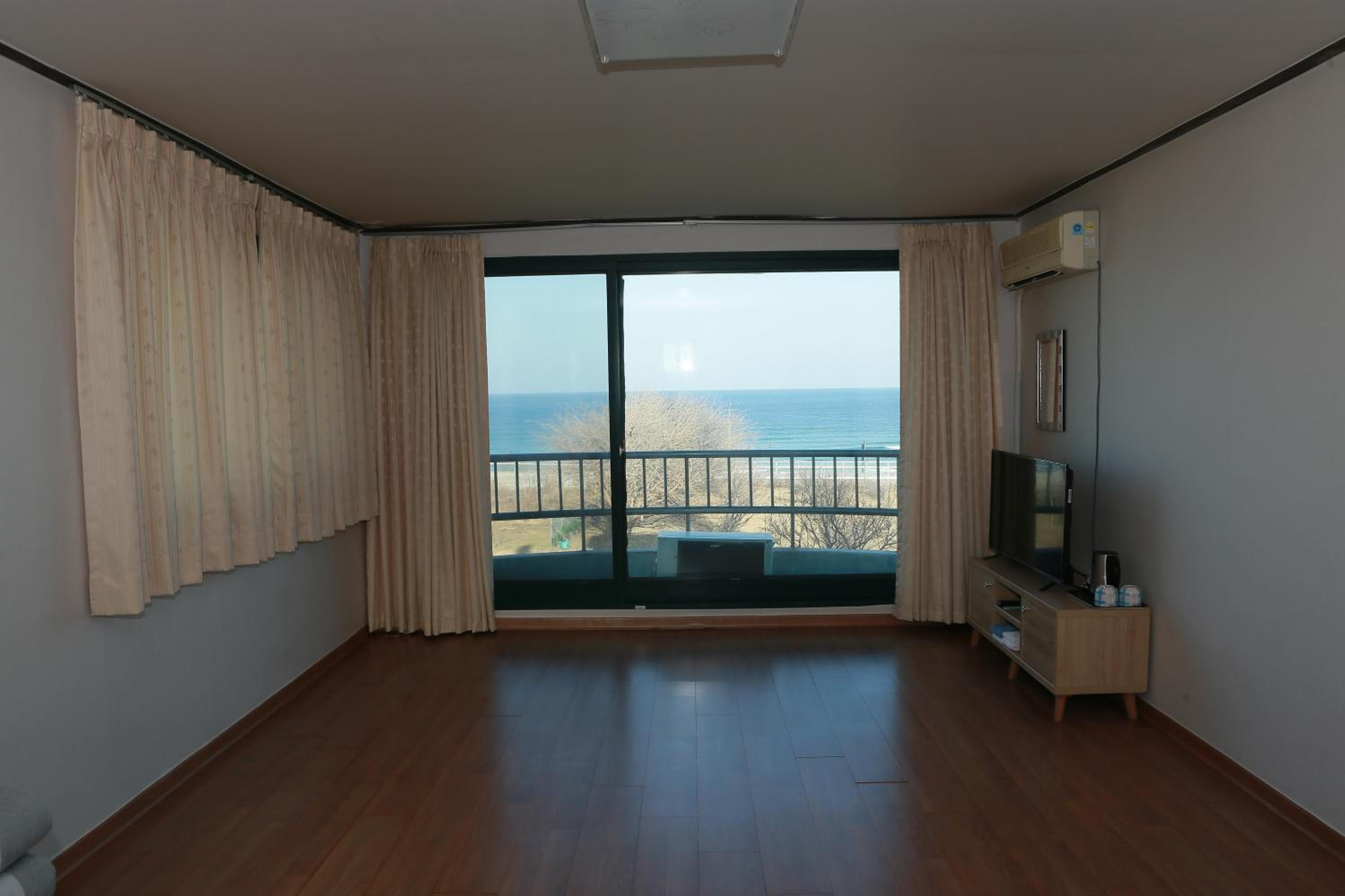 Family Room with Side Sea View - Photo 3