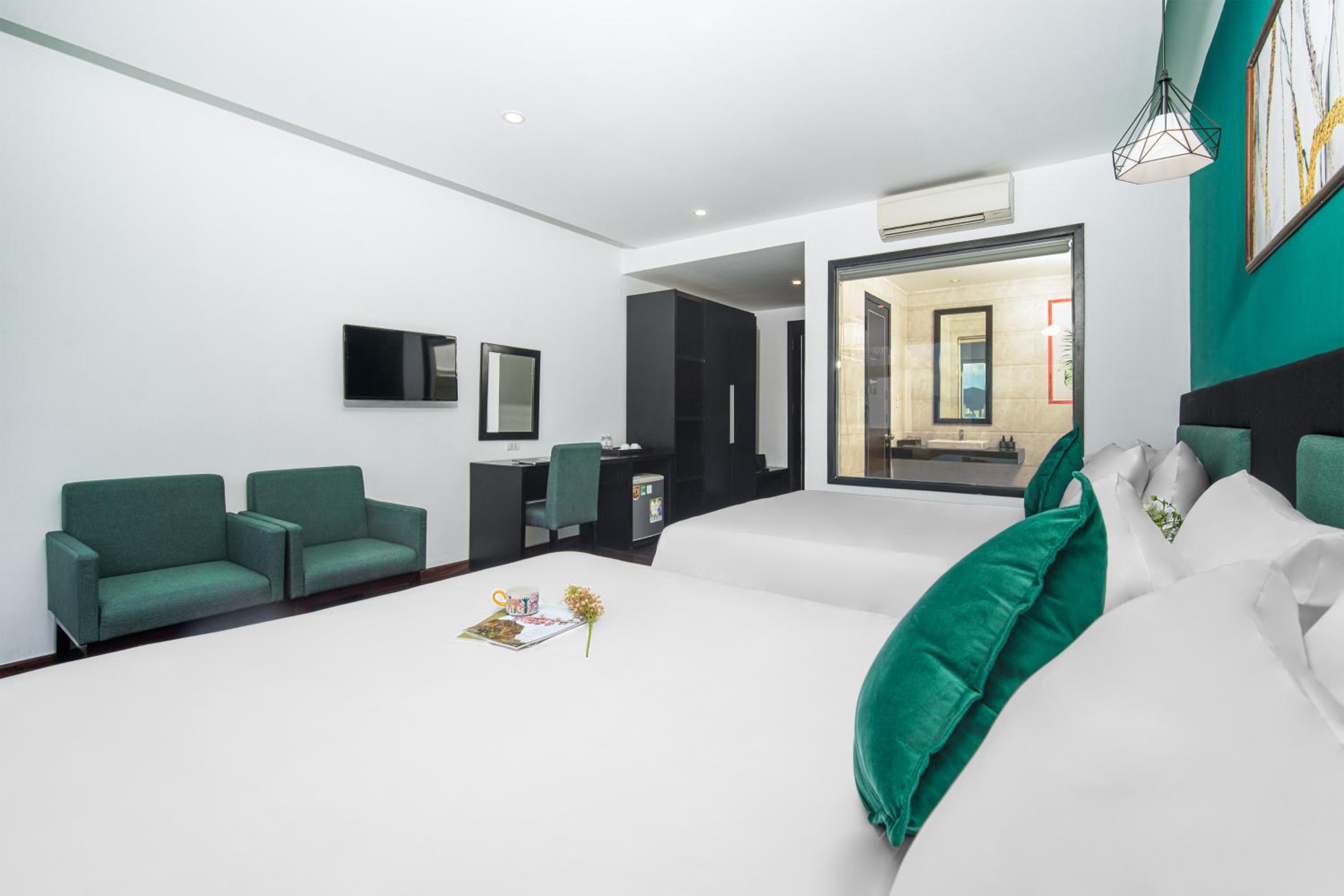 Family Room City View with Bathtub - Photo 4