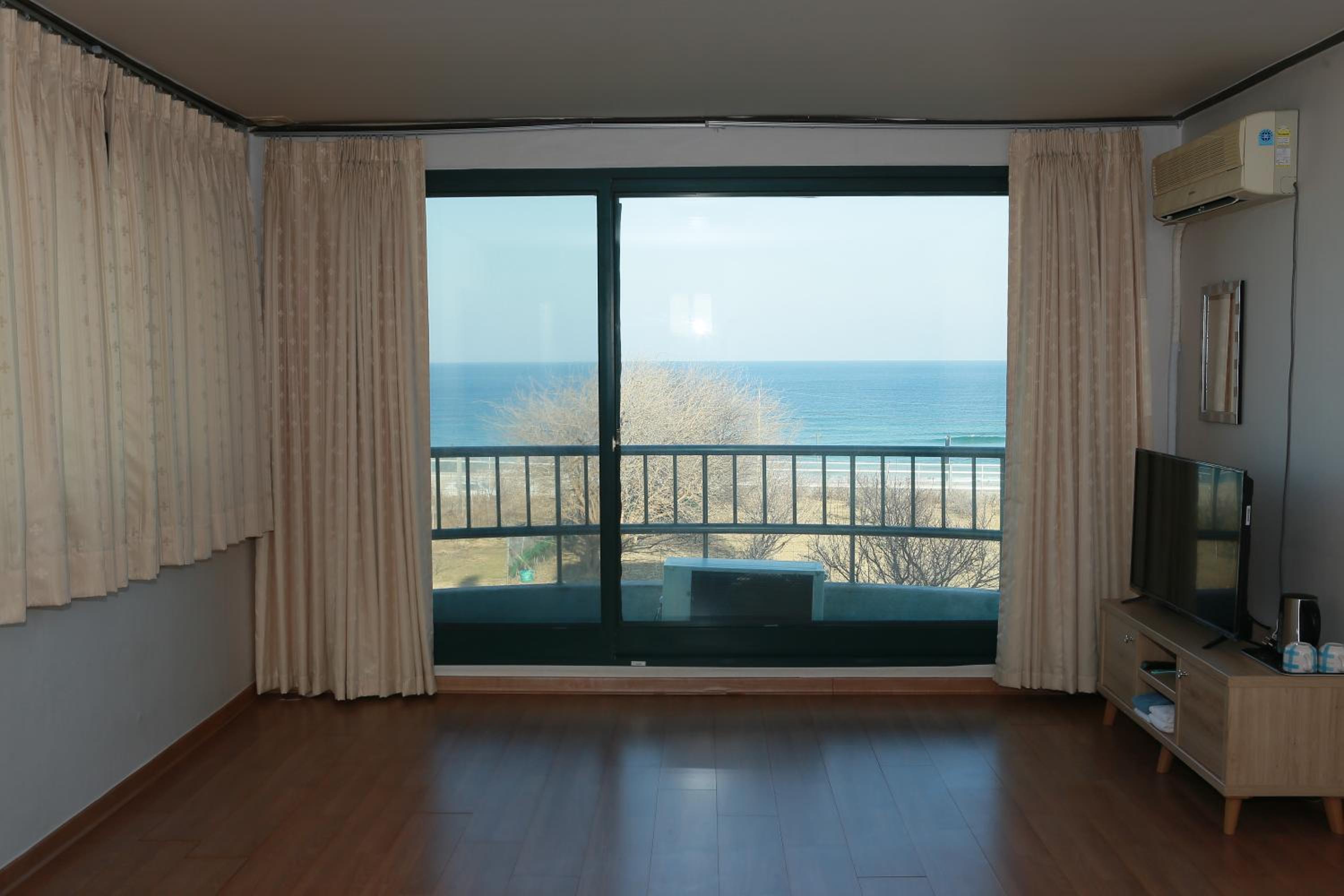 Family Room with Side Sea View - Photo 4
