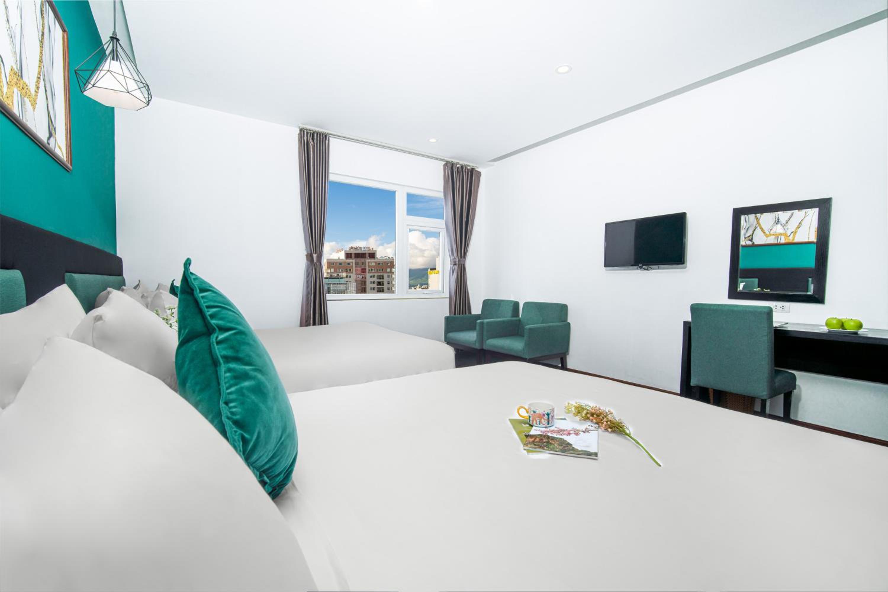 Family Room City View with Bathtub - Photo 3