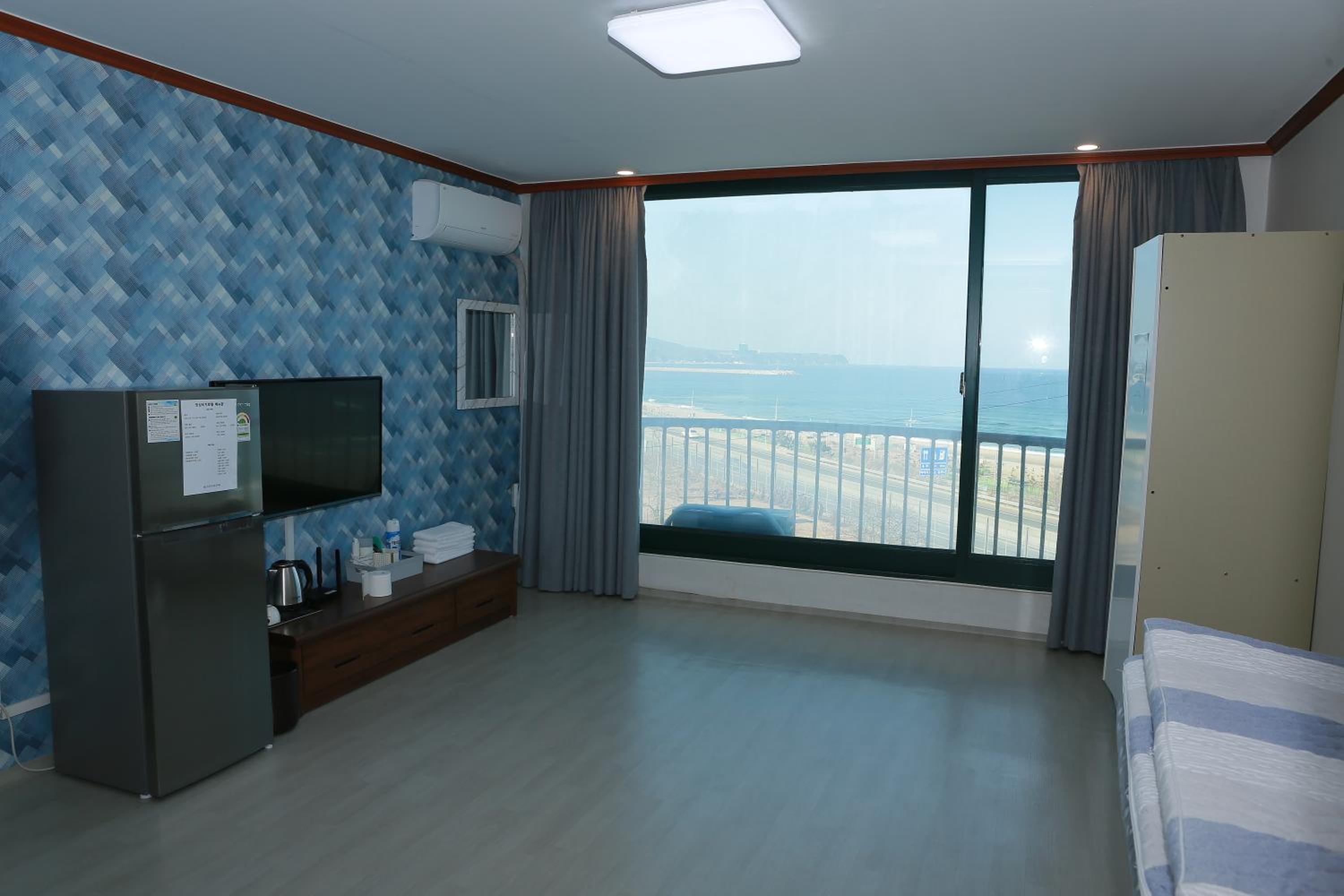 Superior Family Room - Photo 19