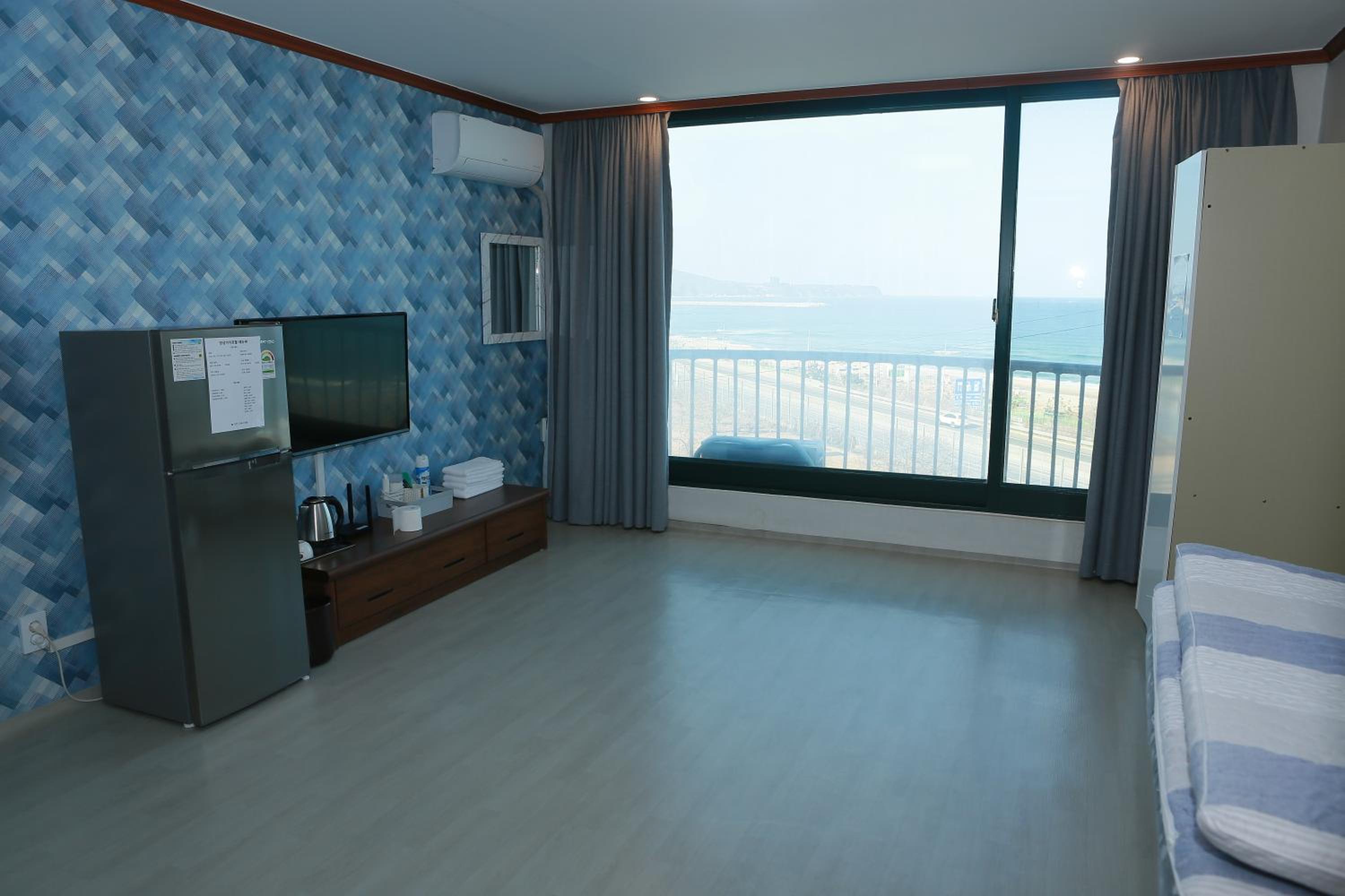 Superior Family Room - Photo 11