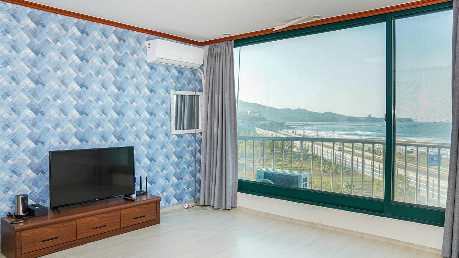 Superior Family Room - Photo 4