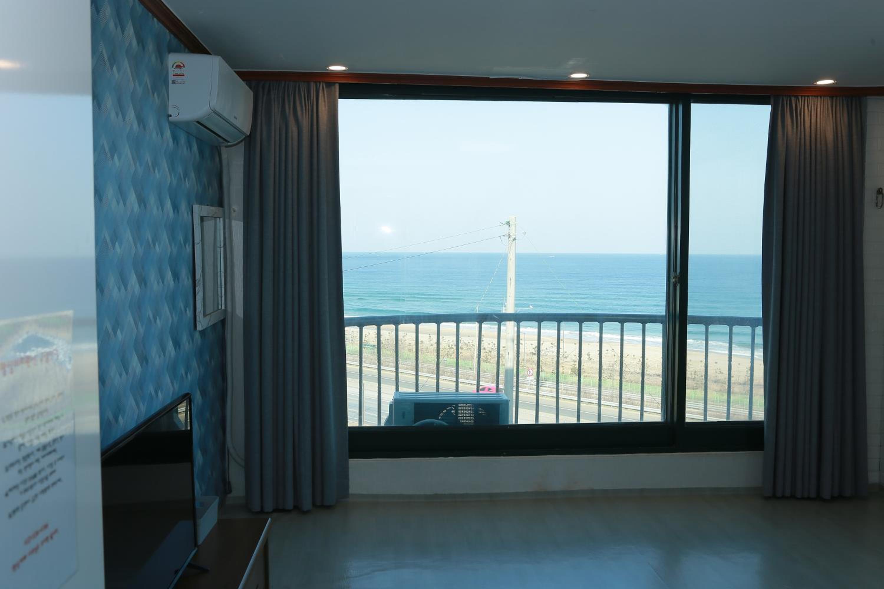 Superior Family Room - Photo 15