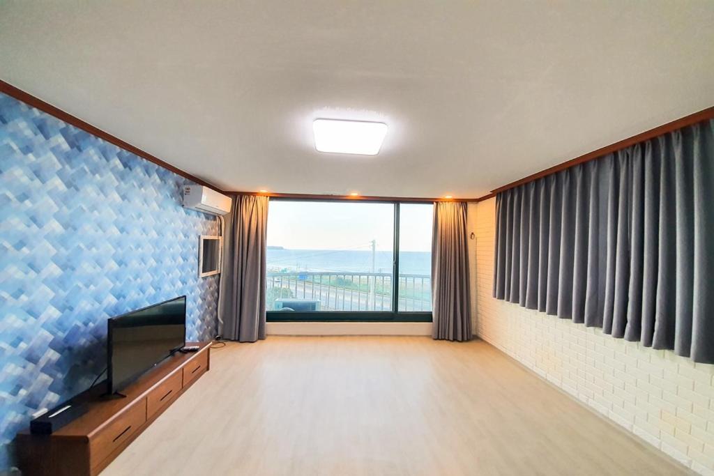 Superior Family Room - Photo 1