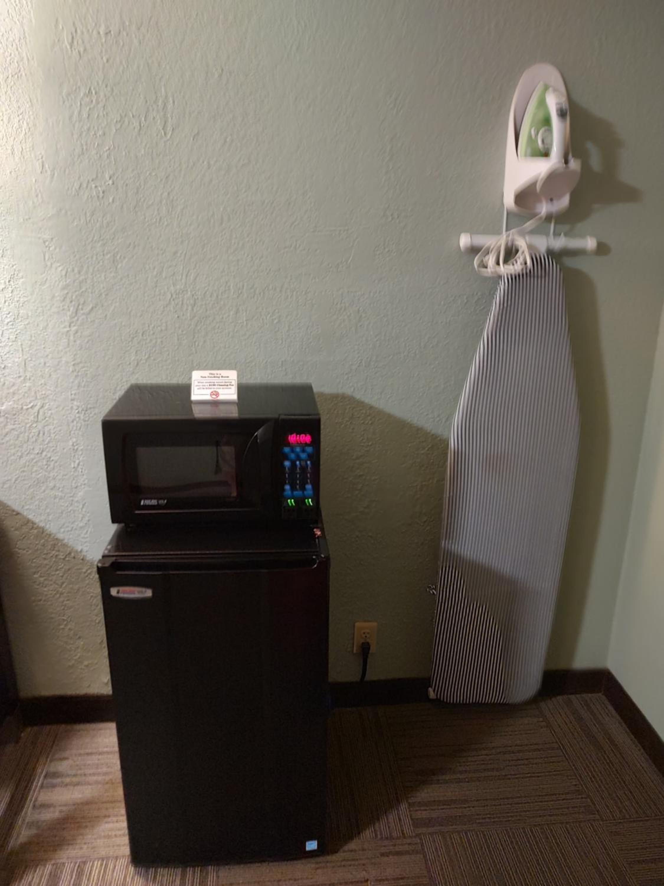 King Room - Non-Smoking - Photo 3