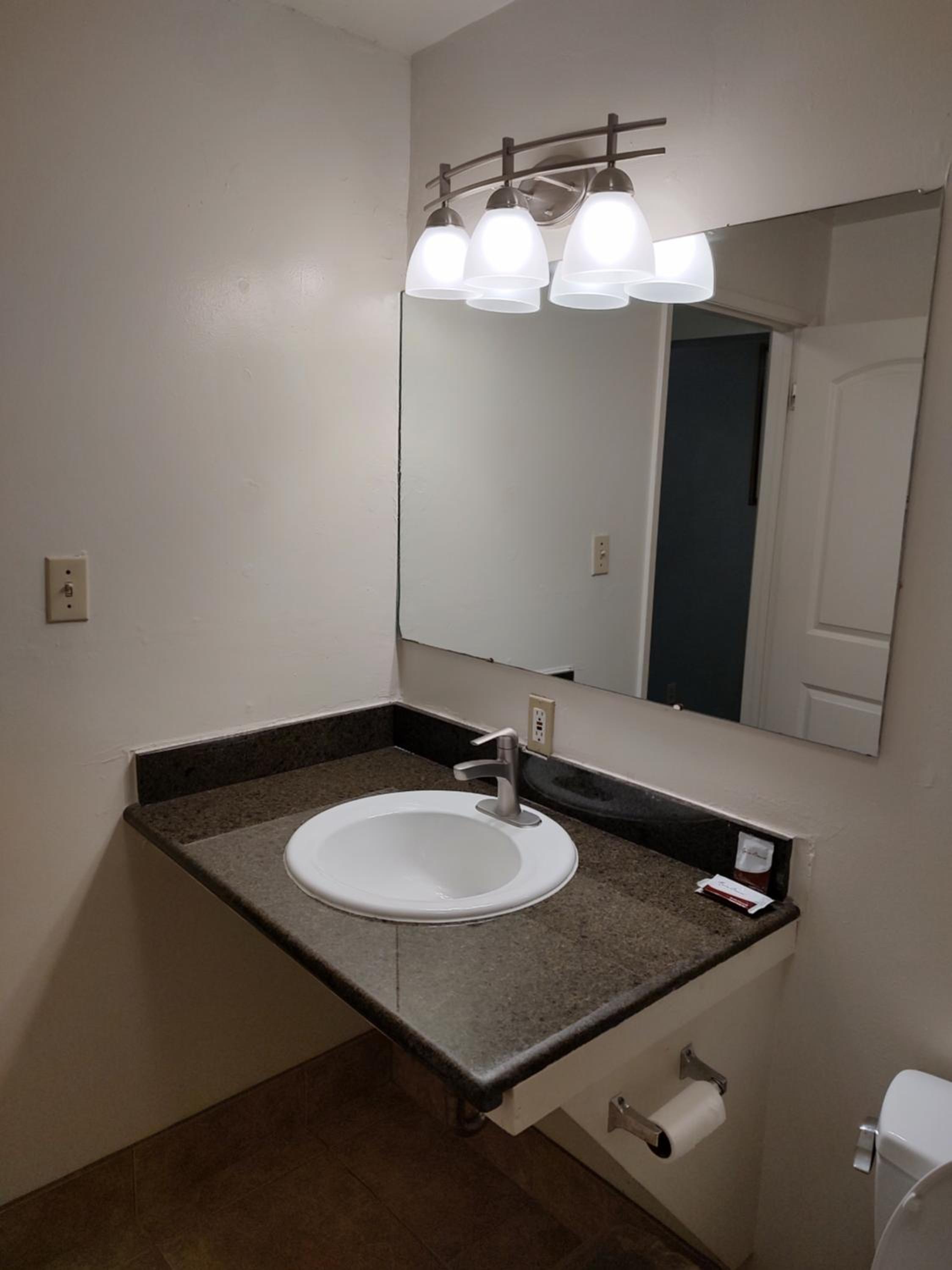 Queen Room - Non-Smoking - Photo 14