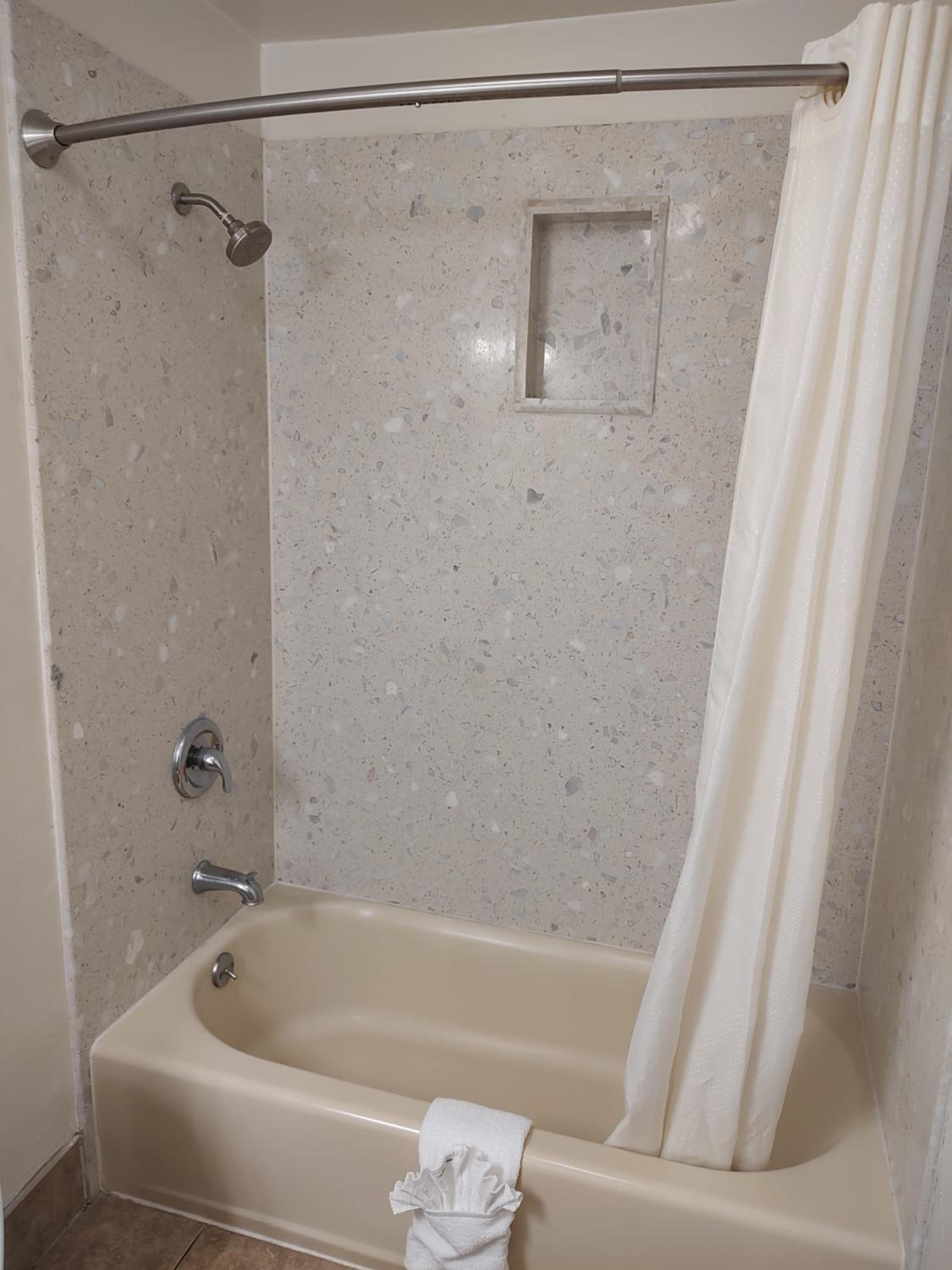 Queen Room - Non-Smoking - Photo 13