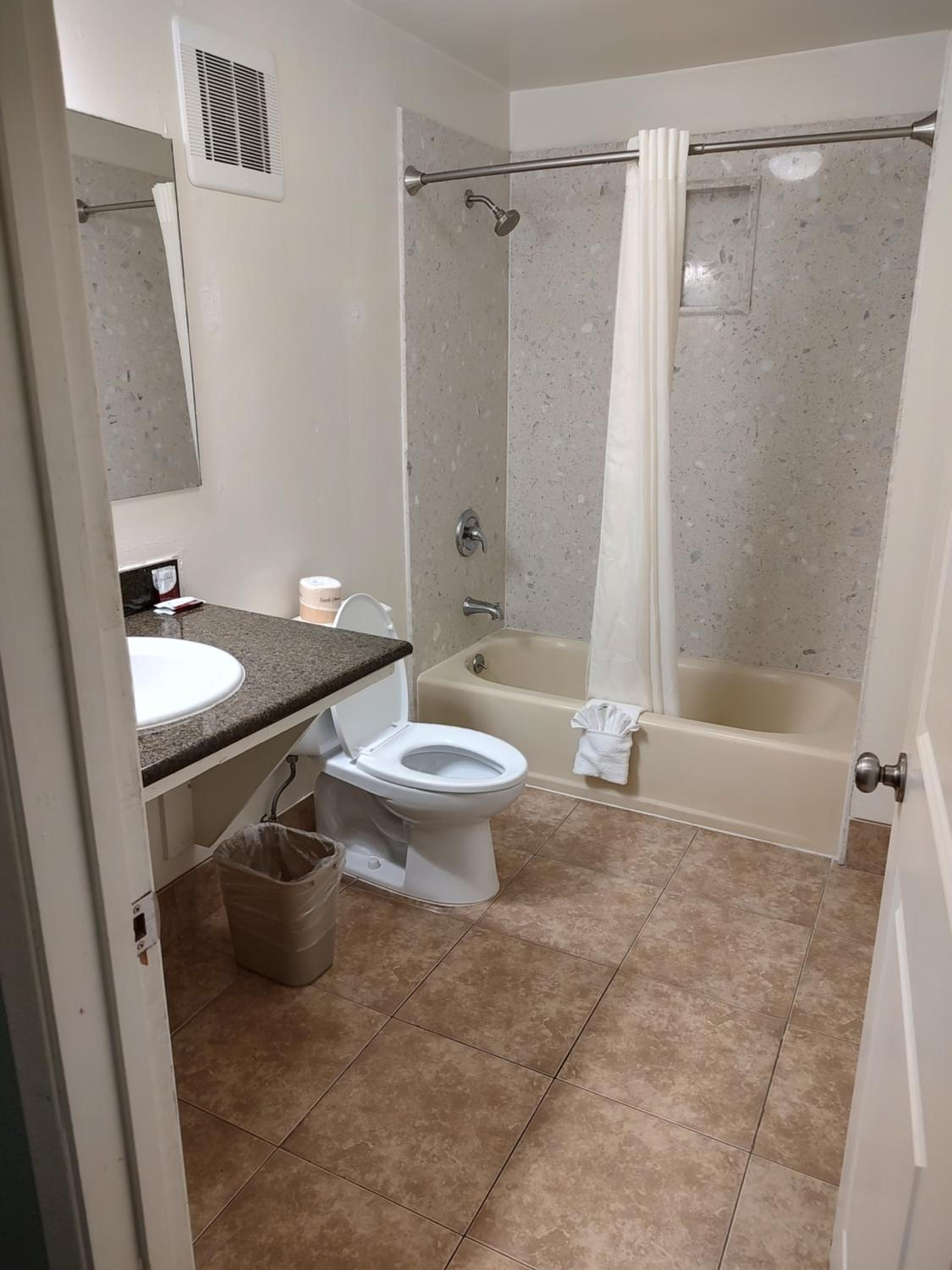 Queen Room - Non-Smoking - Photo 12