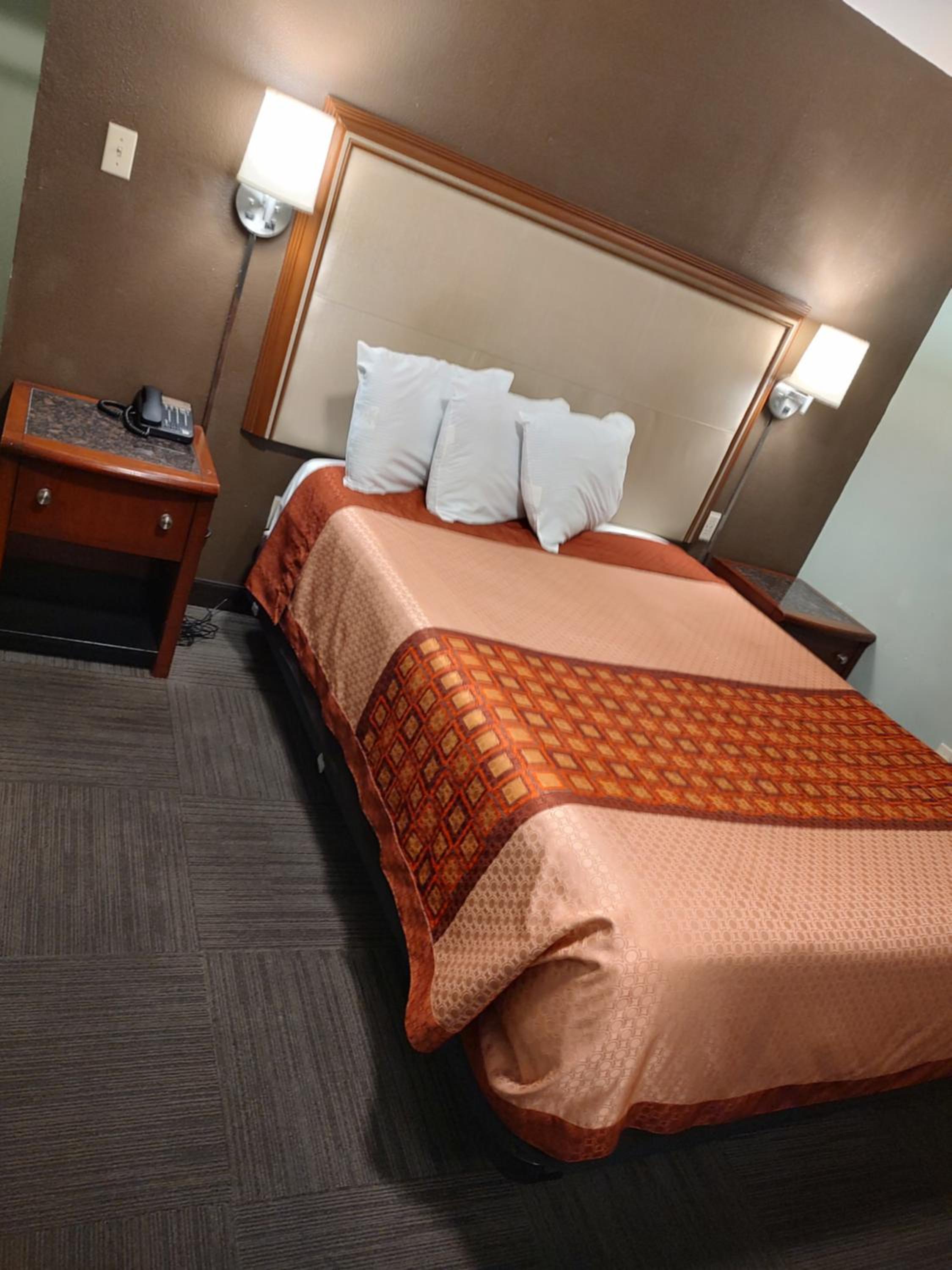 Queen Room - Non-Smoking - Photo 1
