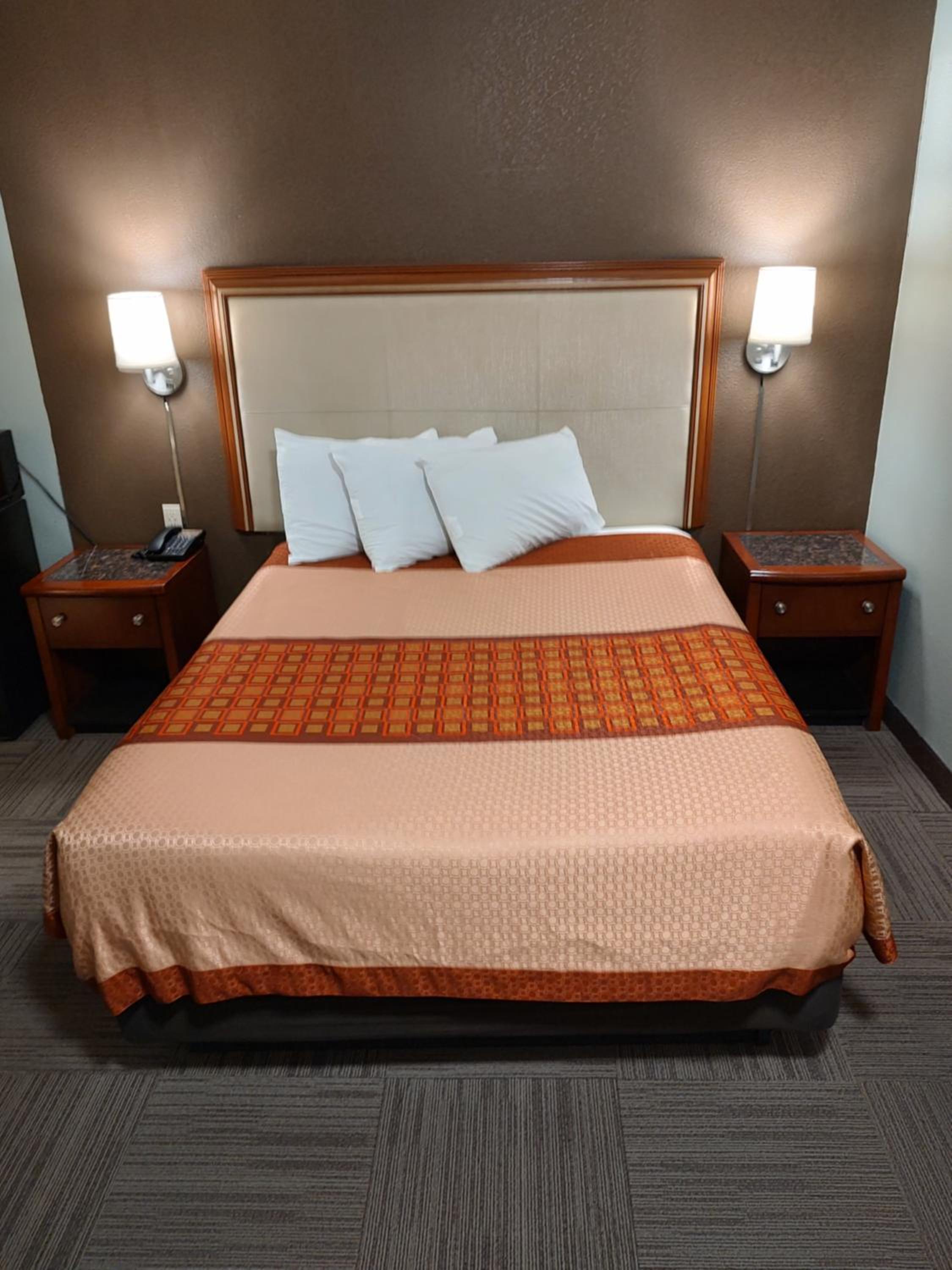 Queen Room - Non-Smoking - Photo 6