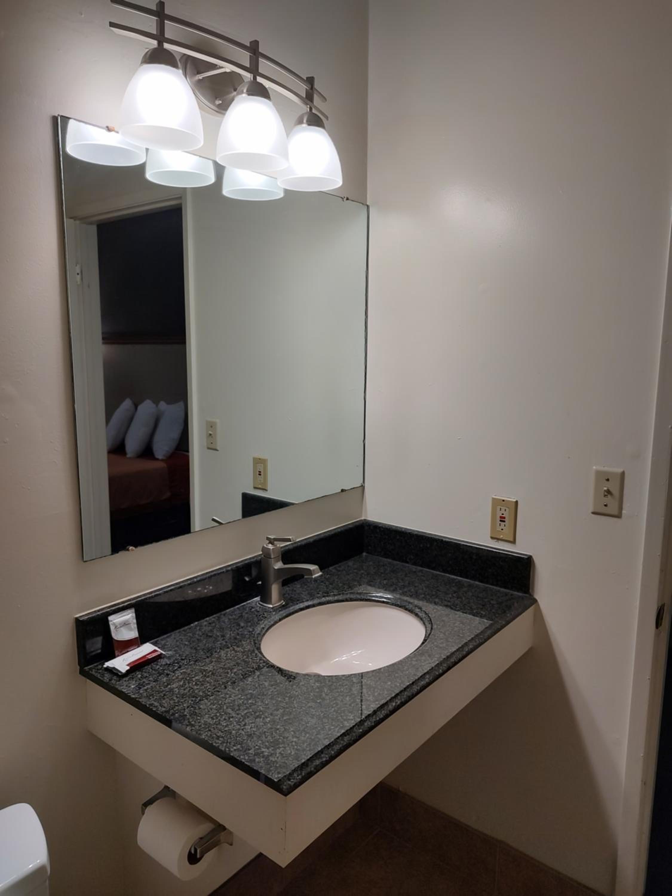 Queen Room - Non-Smoking - Photo 11