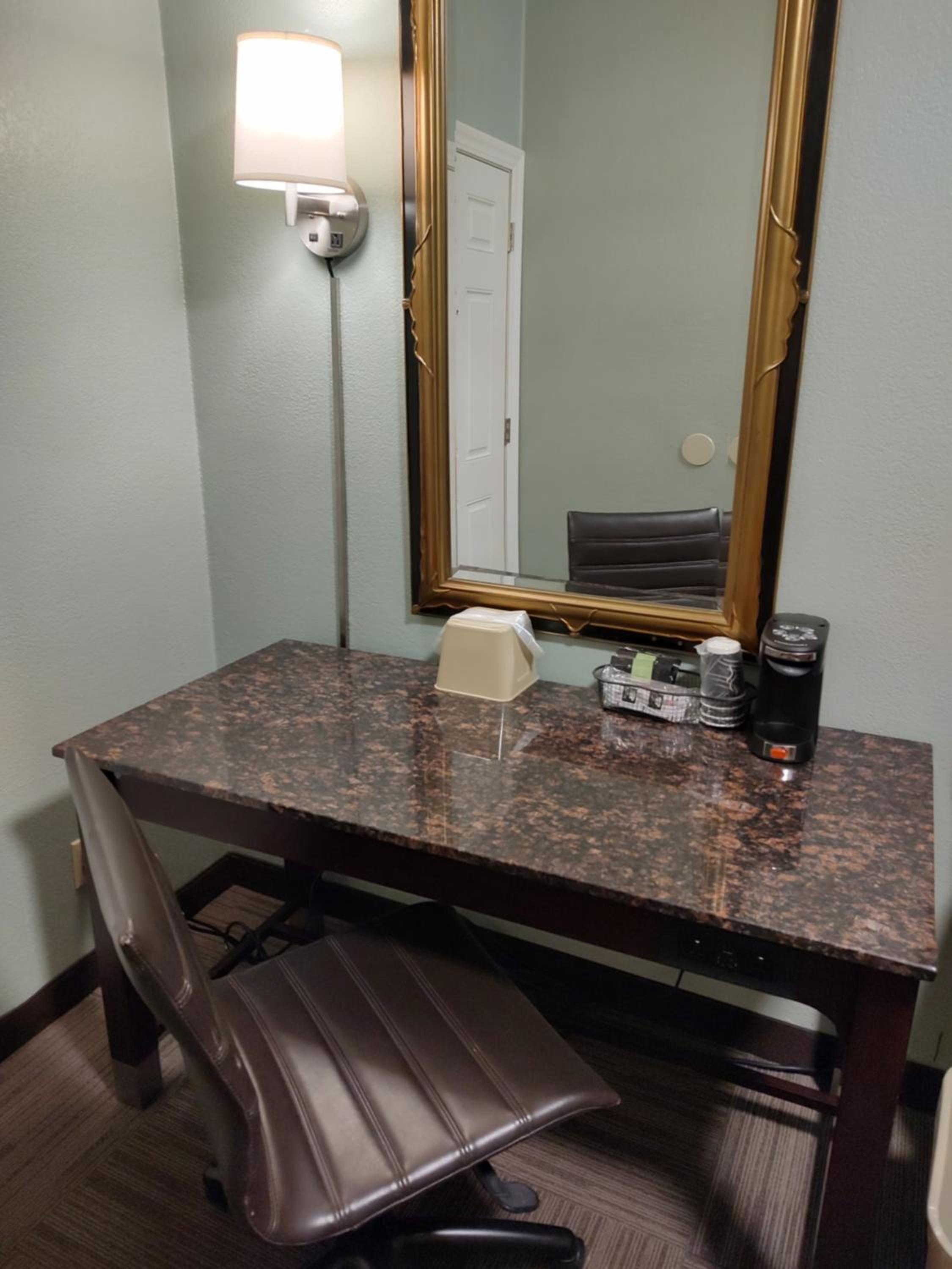 Queen Room - Non-Smoking - Photo 5