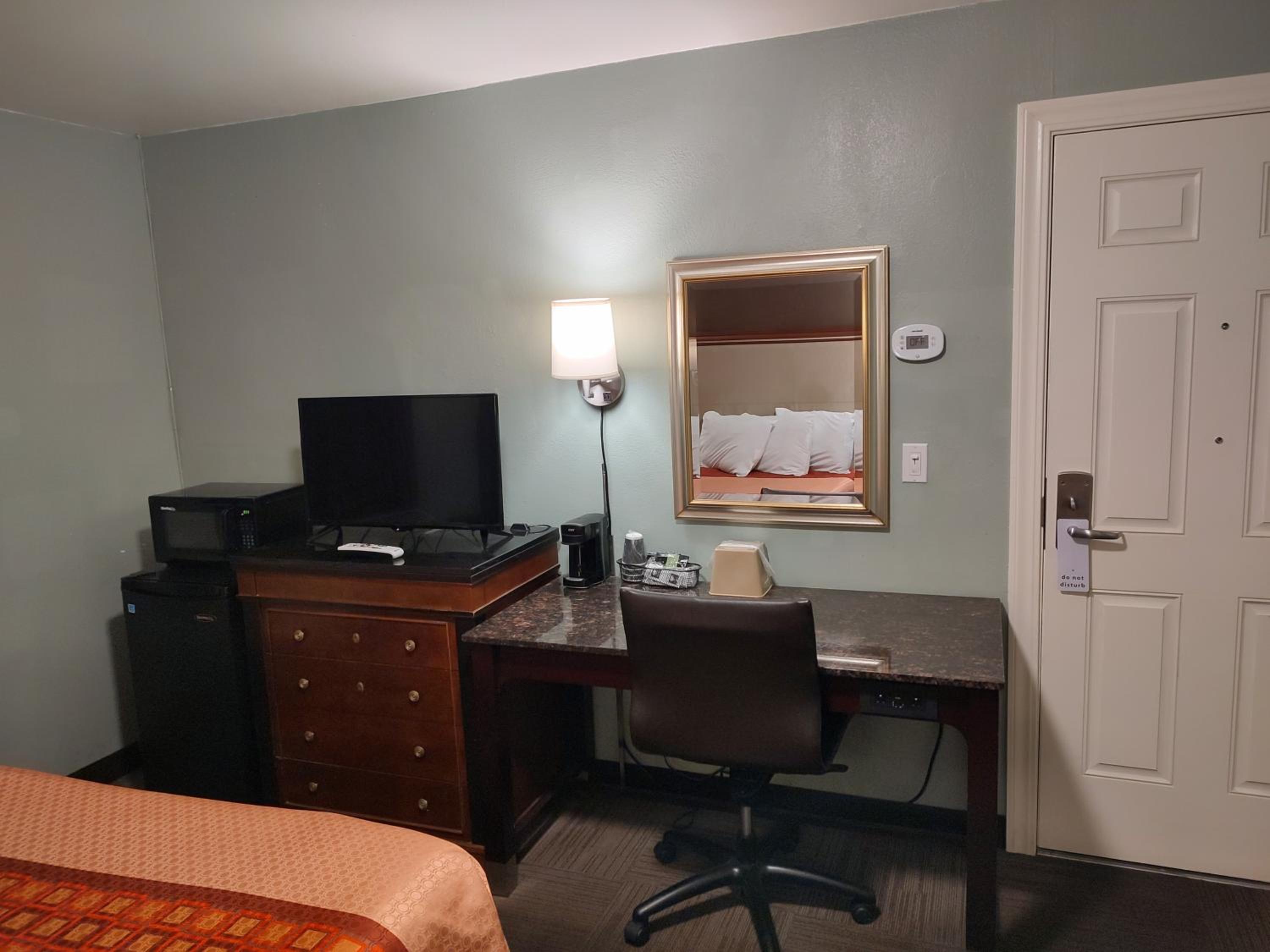 Queen Room - Non-Smoking - Photo 8