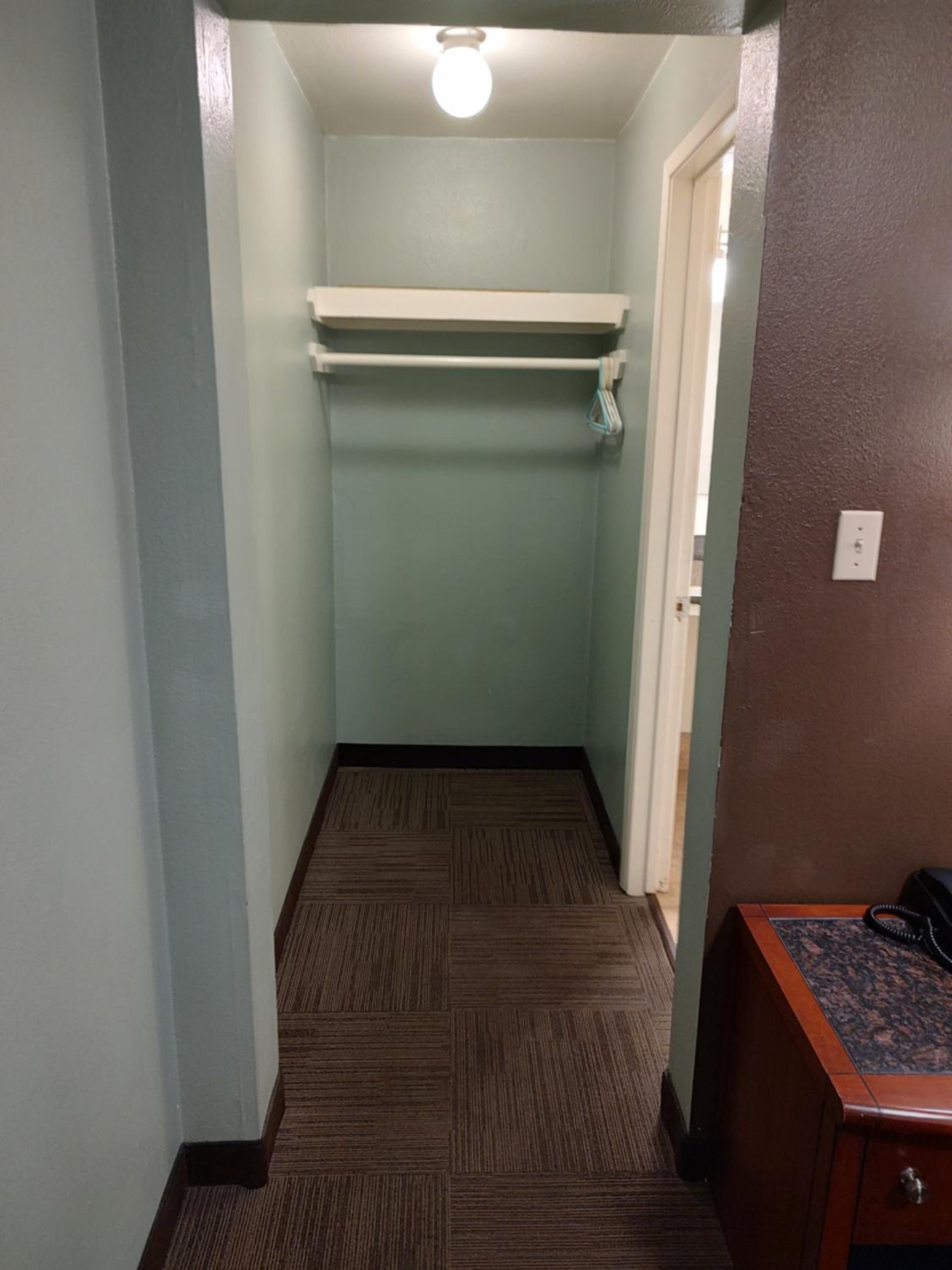 Queen Room - Non-Smoking - Photo 15