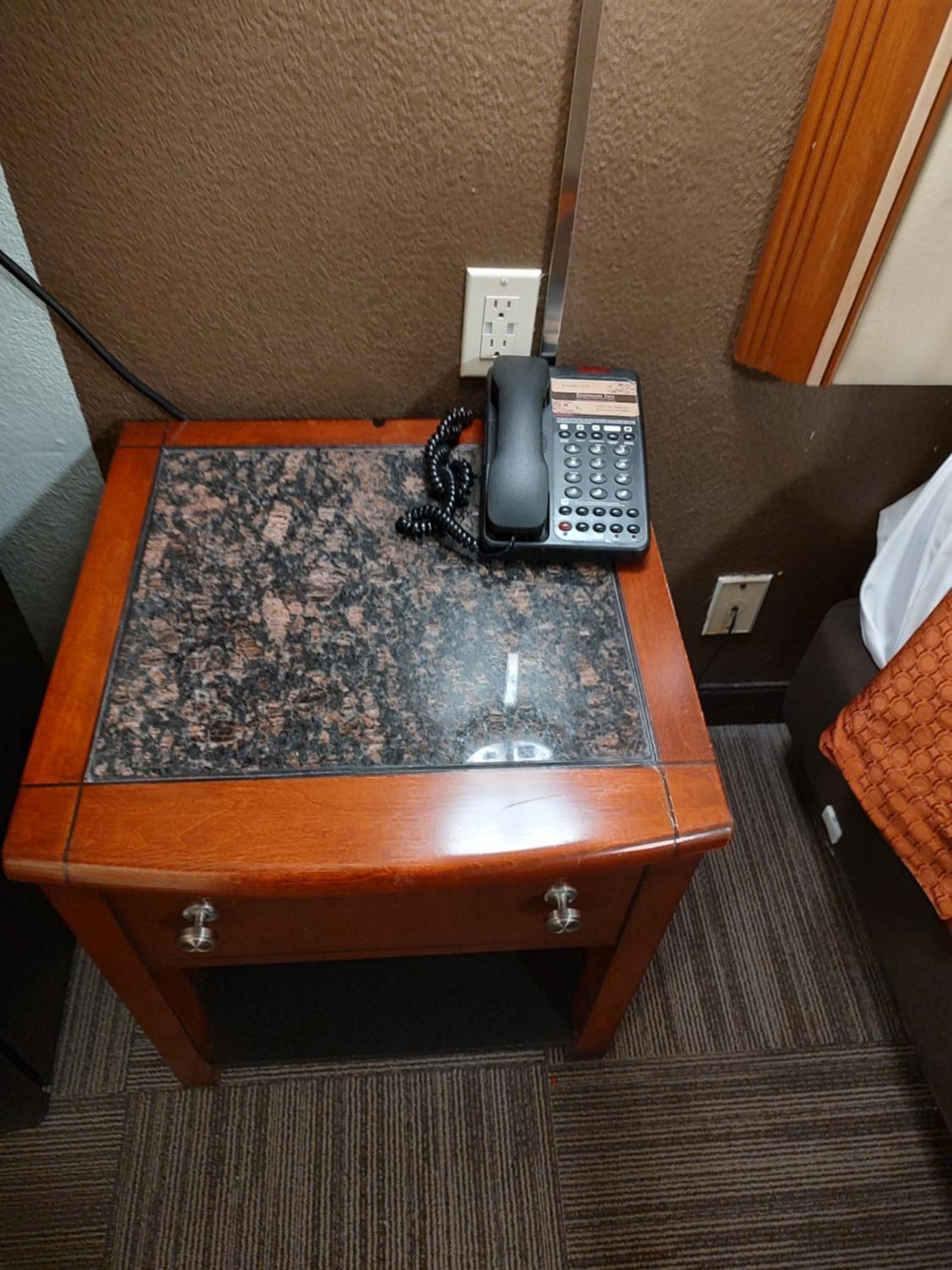 Queen Room - Non-Smoking - Photo 7