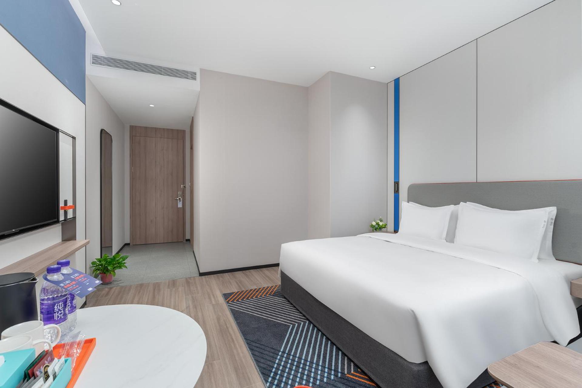 Standard King Room - Accessible photo 1