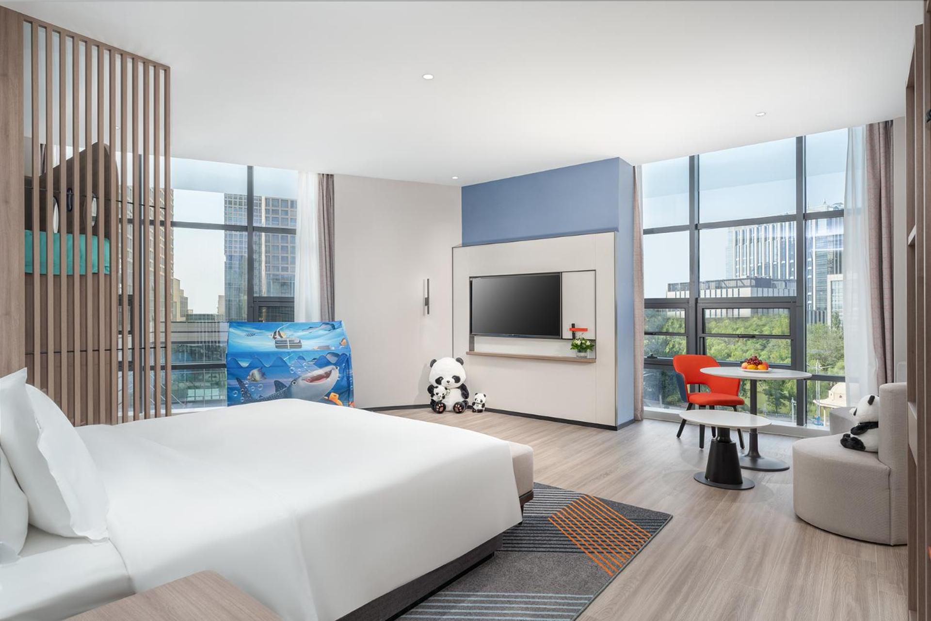 Standard Room with One King and Bunk Bed - Kids Theme photo 2