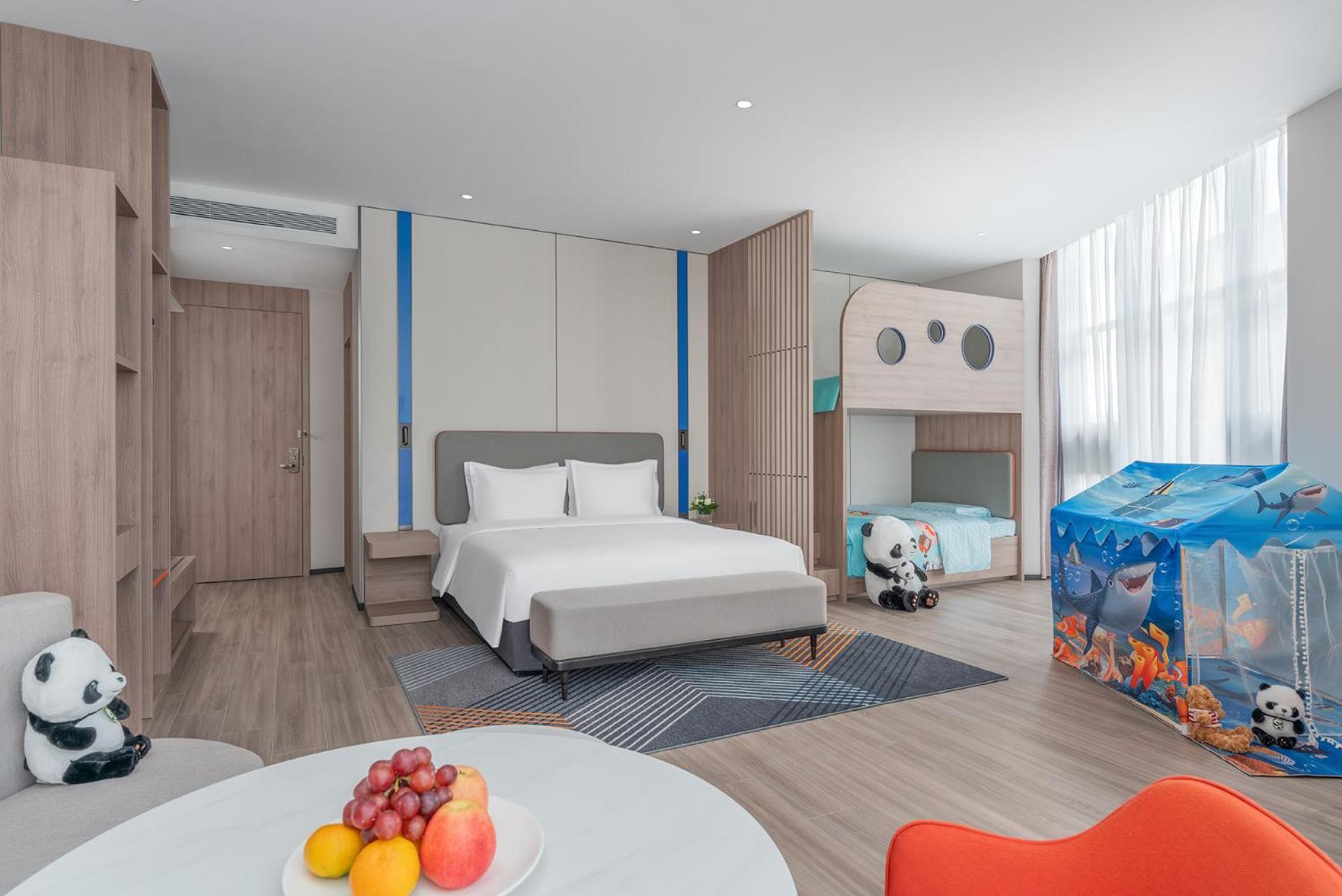 Standard Room with One King and Bunk Bed - Kids Theme photo 1