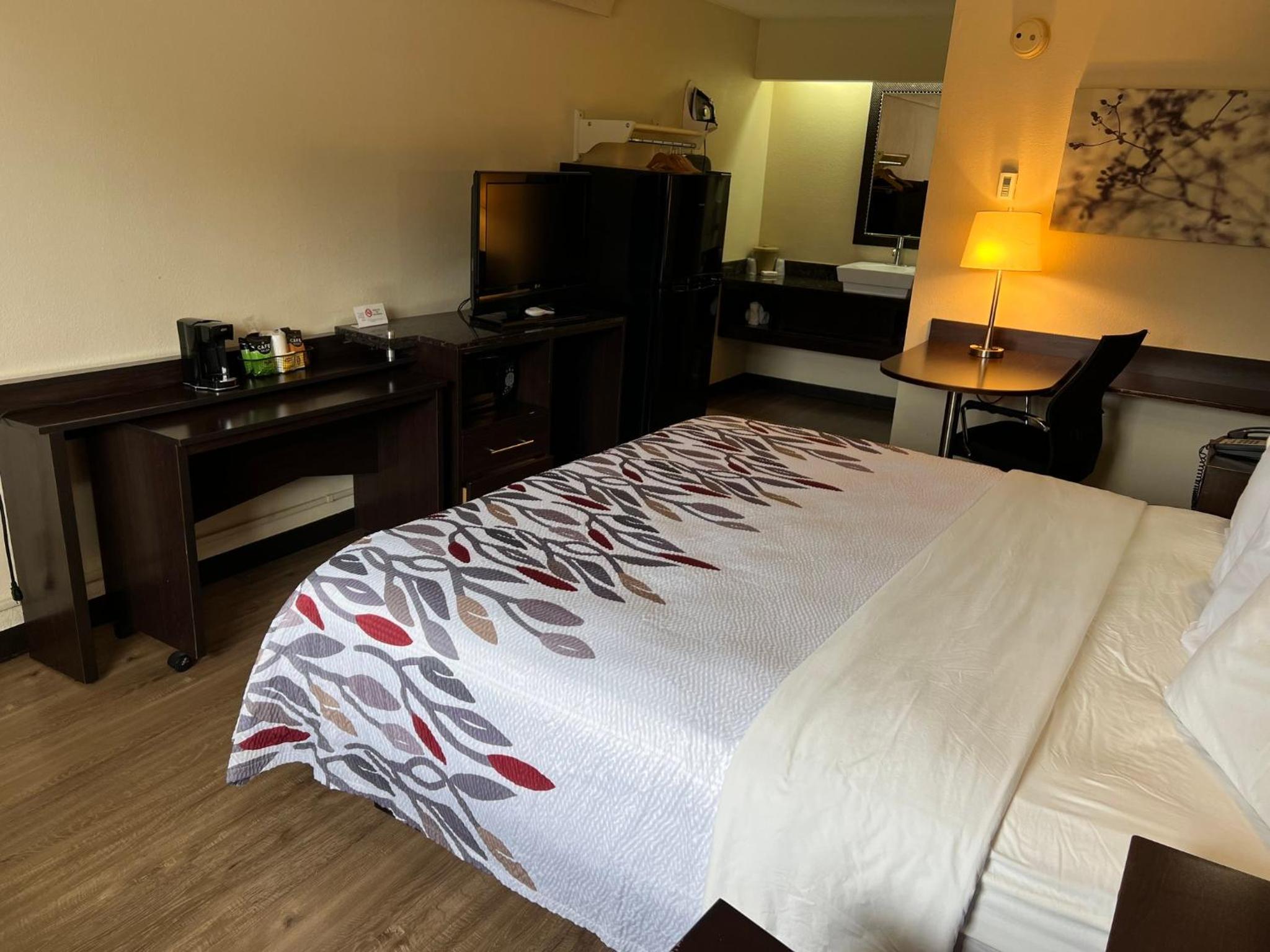 Superior King Room with Full-Size Refrigerator Non-Smoking - Photo 4