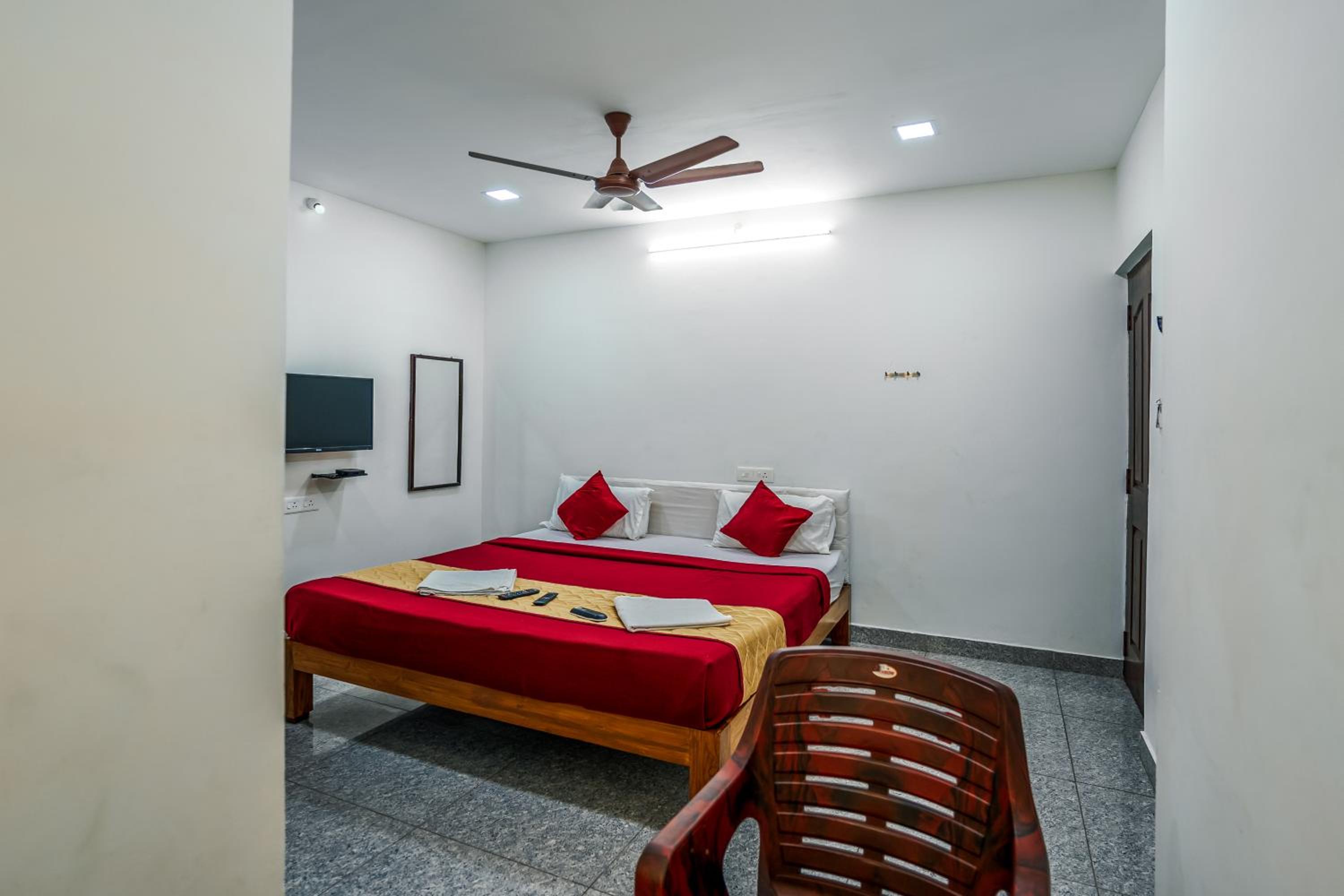 Deluxe Room - Photo 8