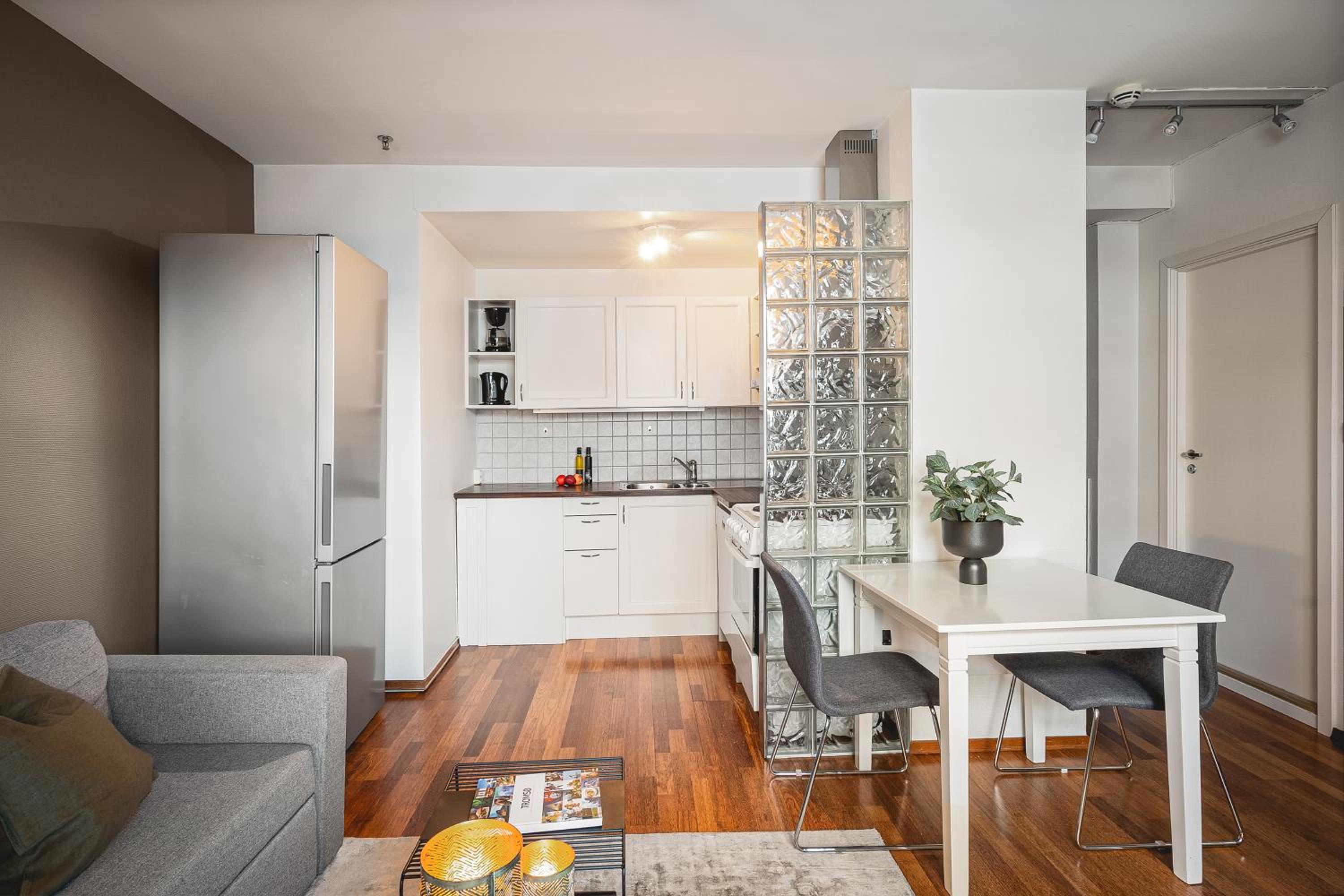 One-Bedroom Apartment - Photo 3
