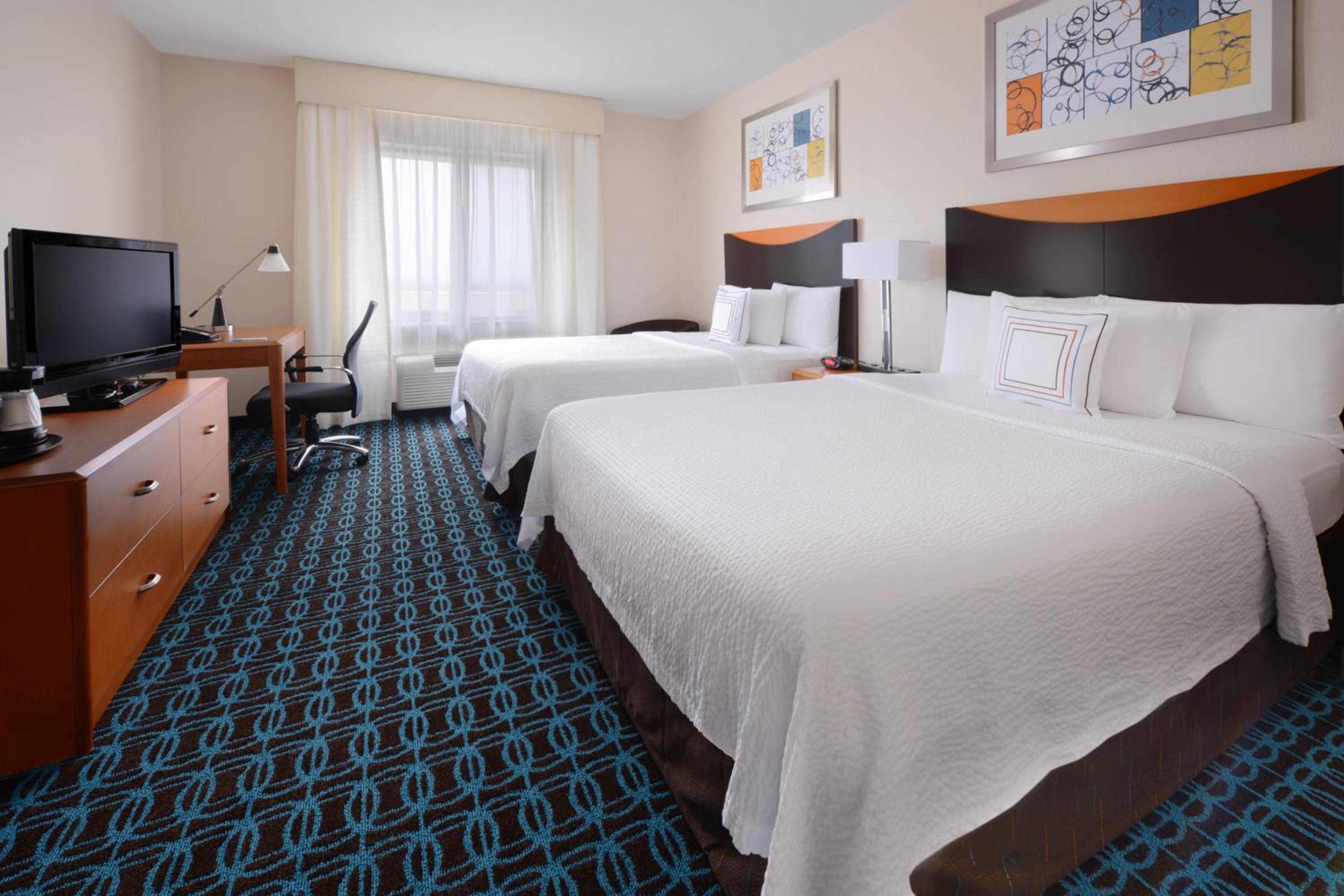 Queen Room with Two Queen Beds and Adapted Tub - Mobility Accessible