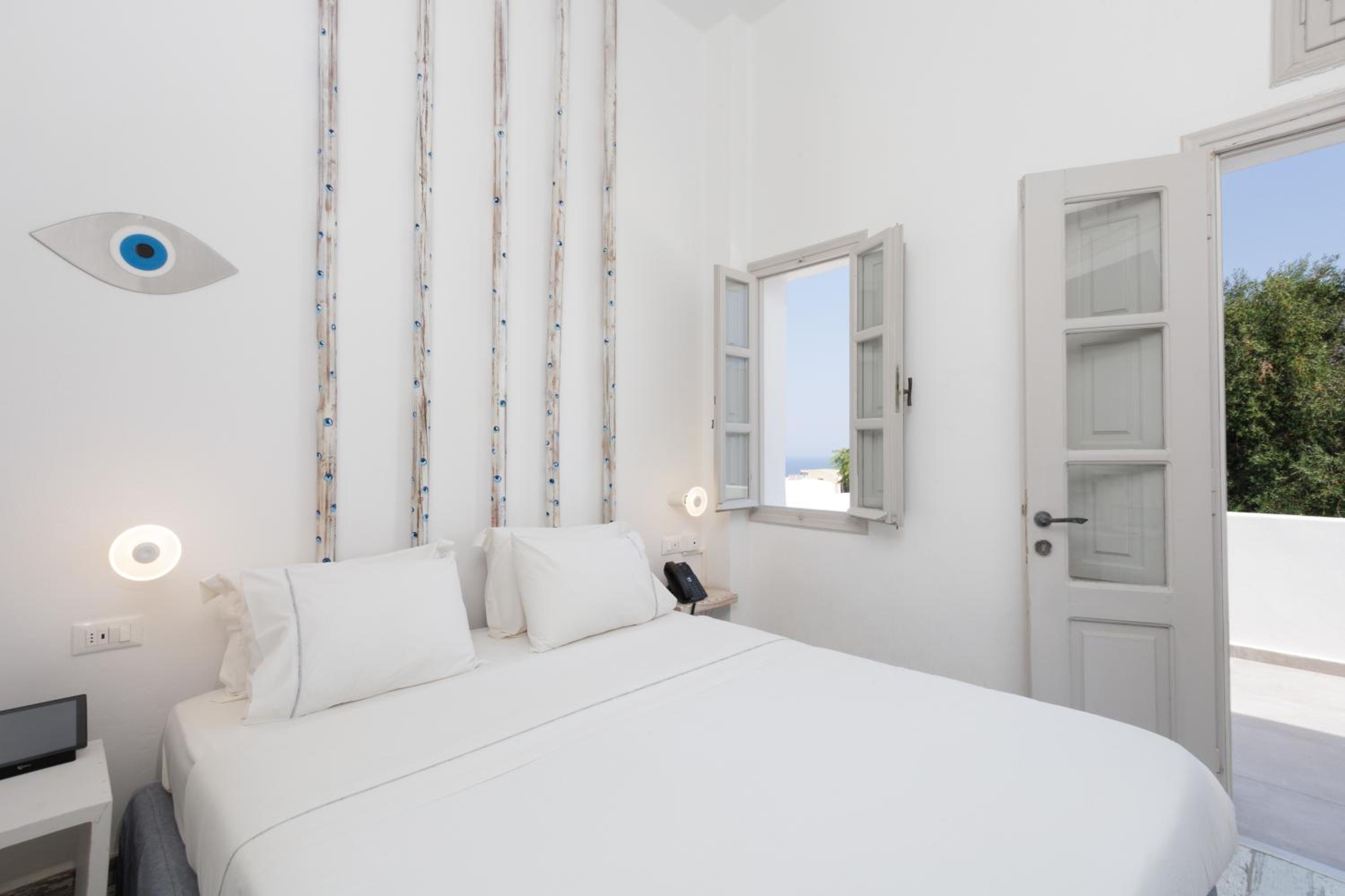 Deluxe Double Room with Balcony - Photo 4