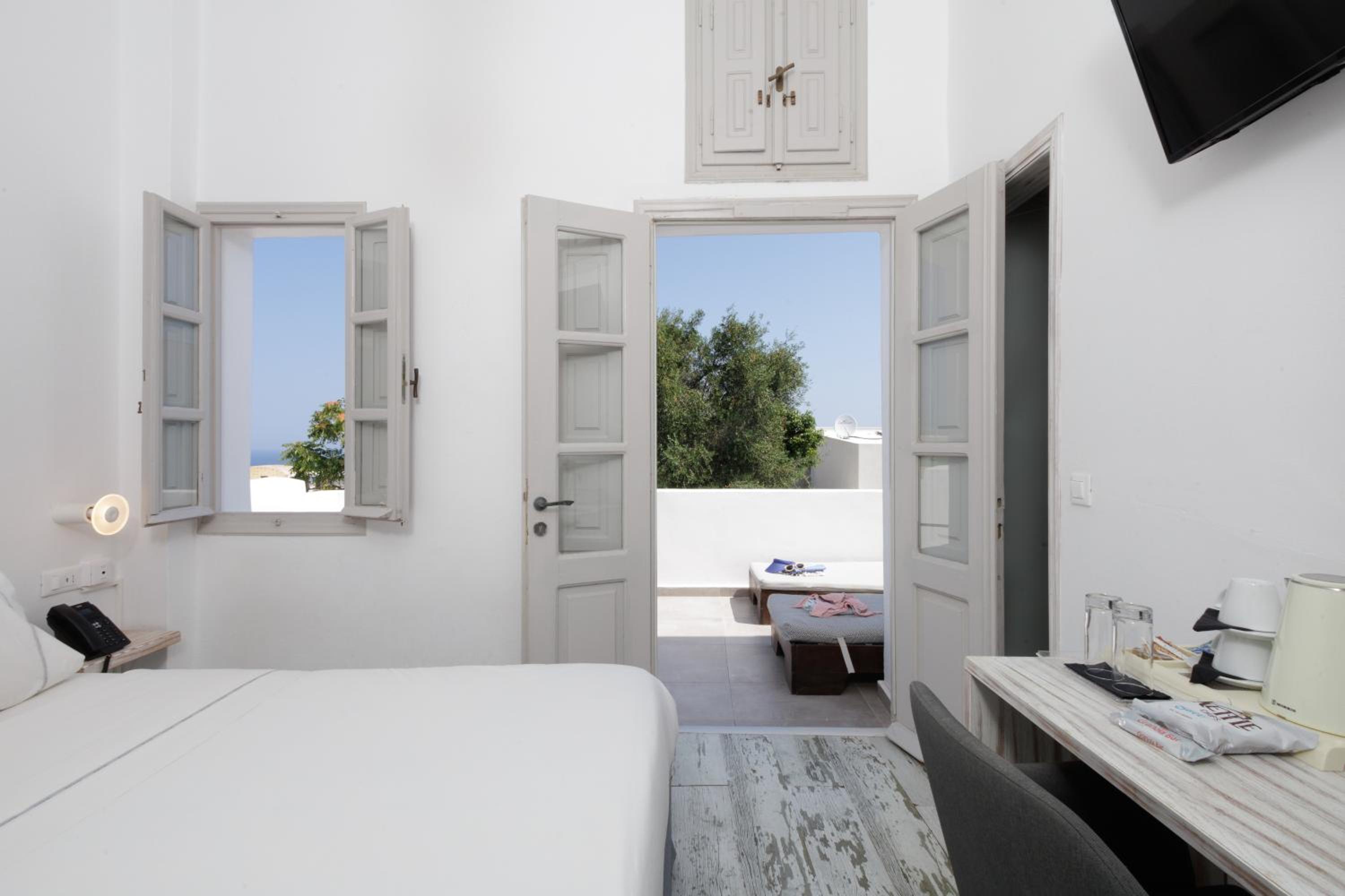 Deluxe Double Room with Balcony - Photo 16