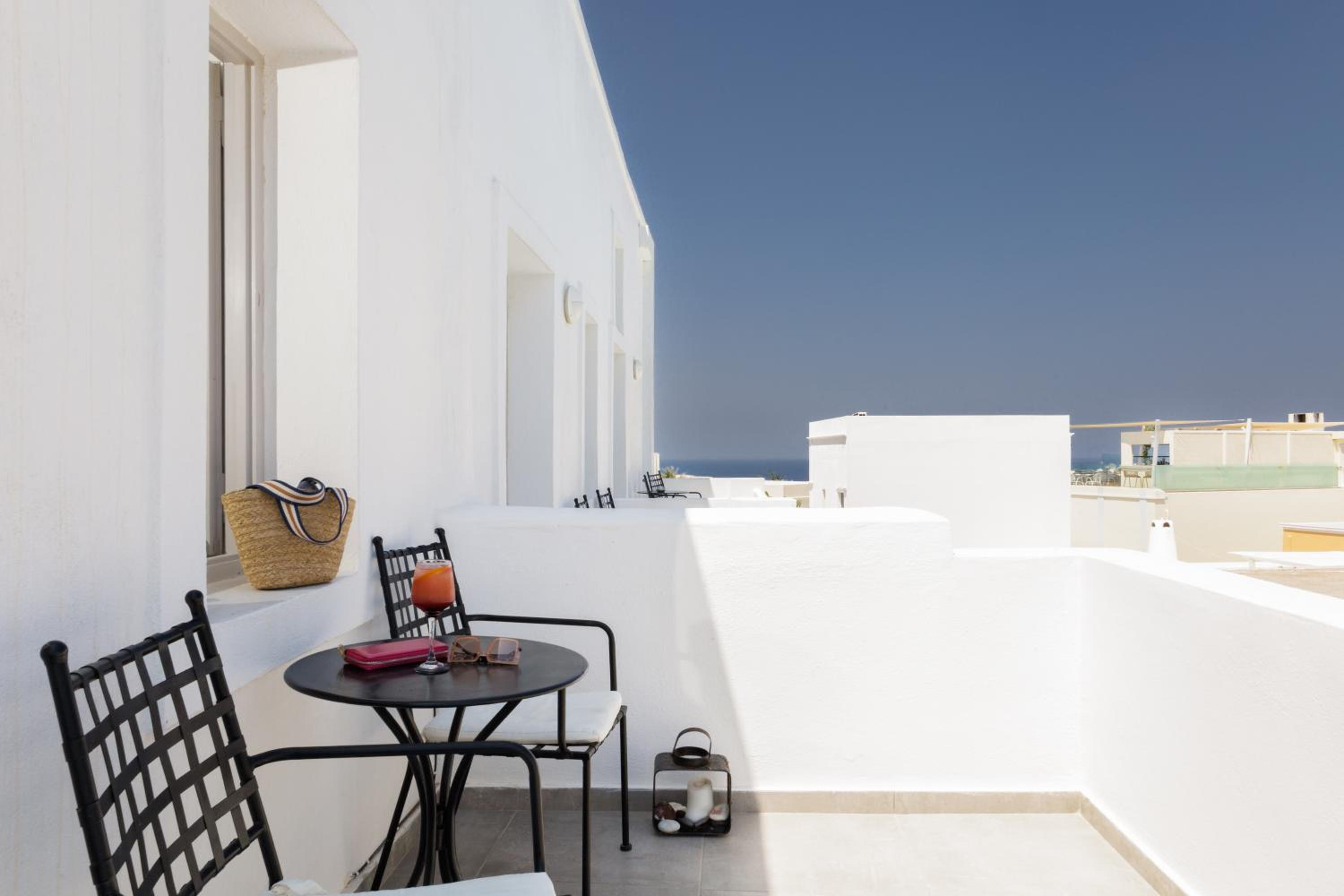 Deluxe Double Room with Balcony - Photo 13