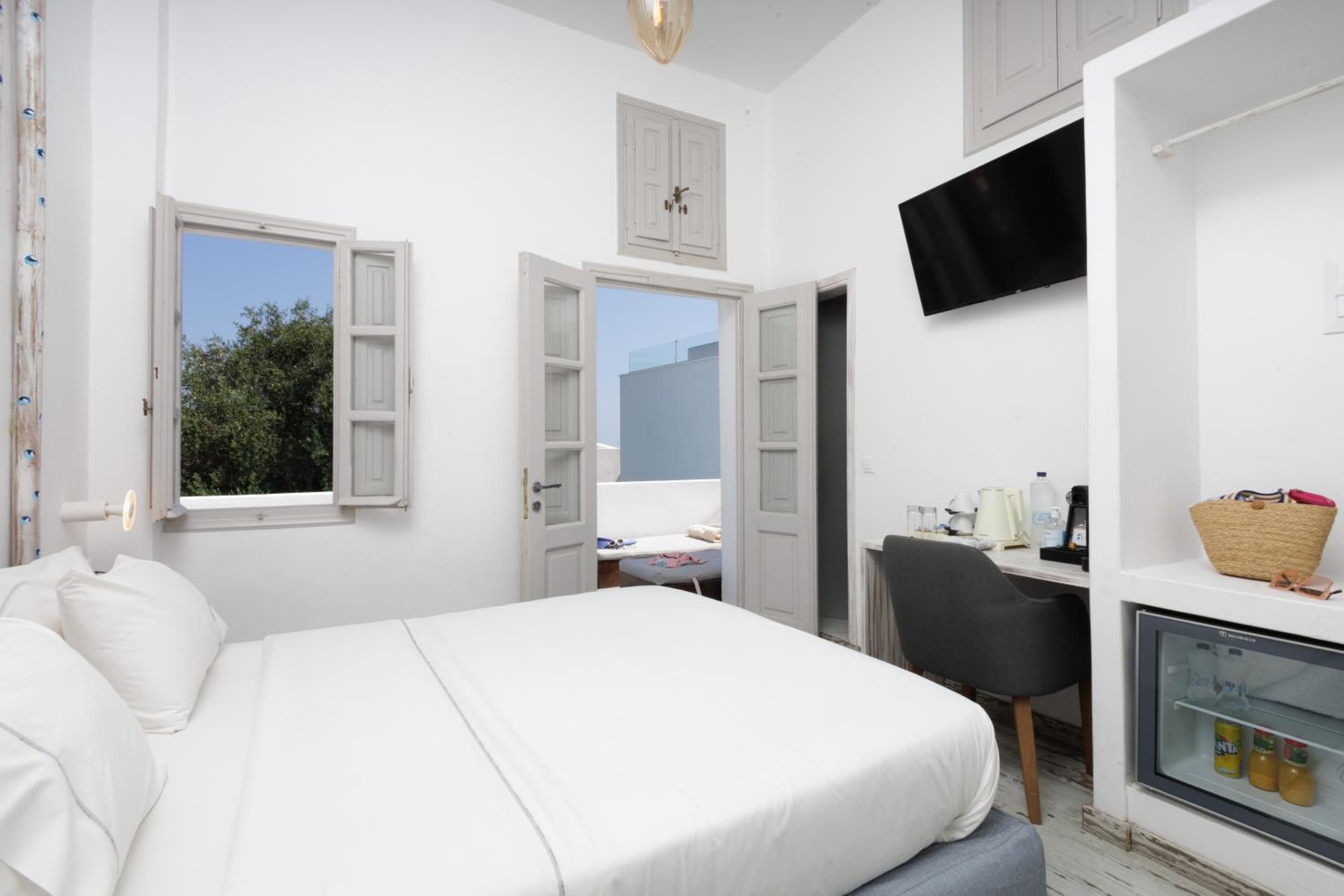 Deluxe Double Room with Balcony - Photo 14