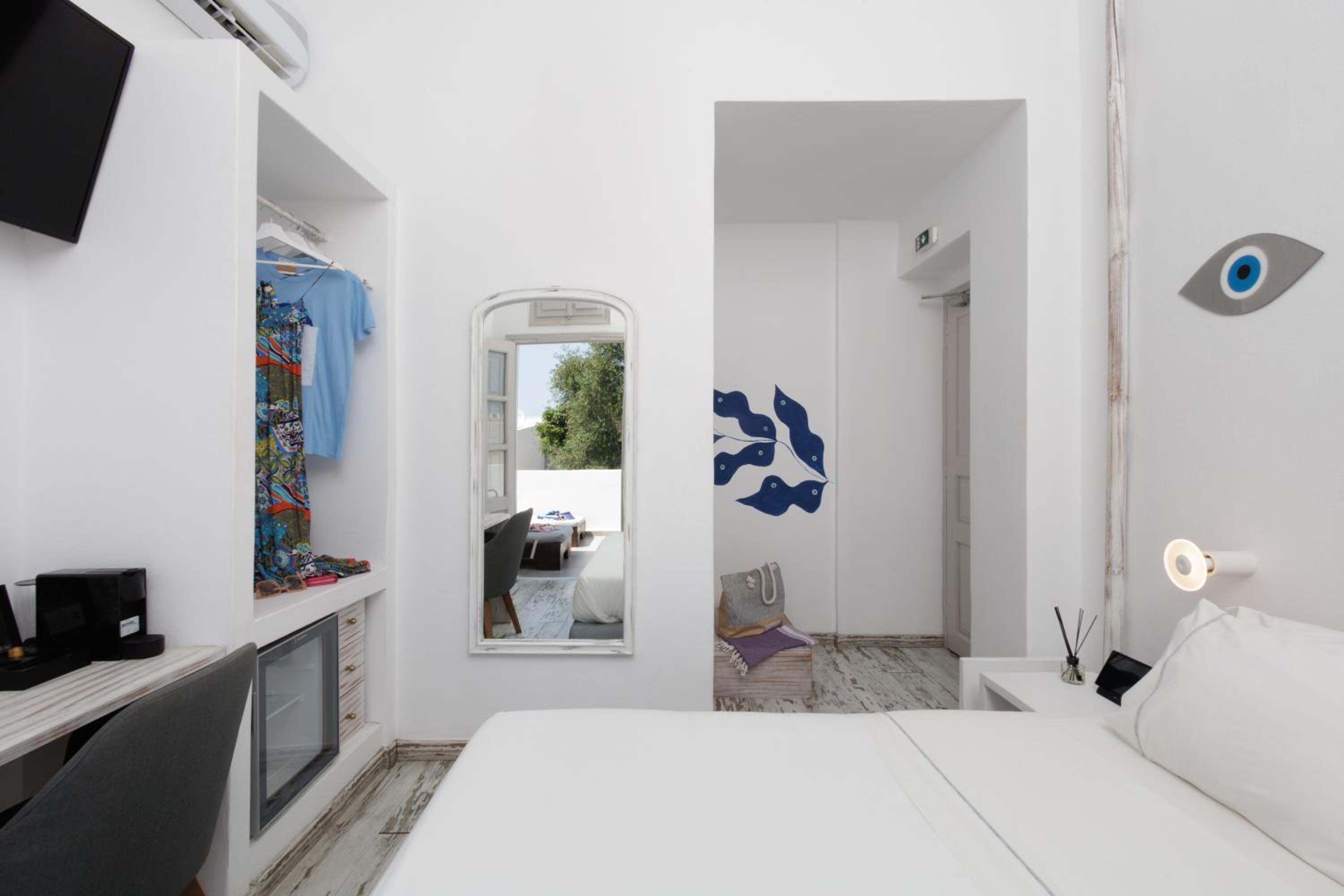 Deluxe Double Room with Balcony - Photo 19