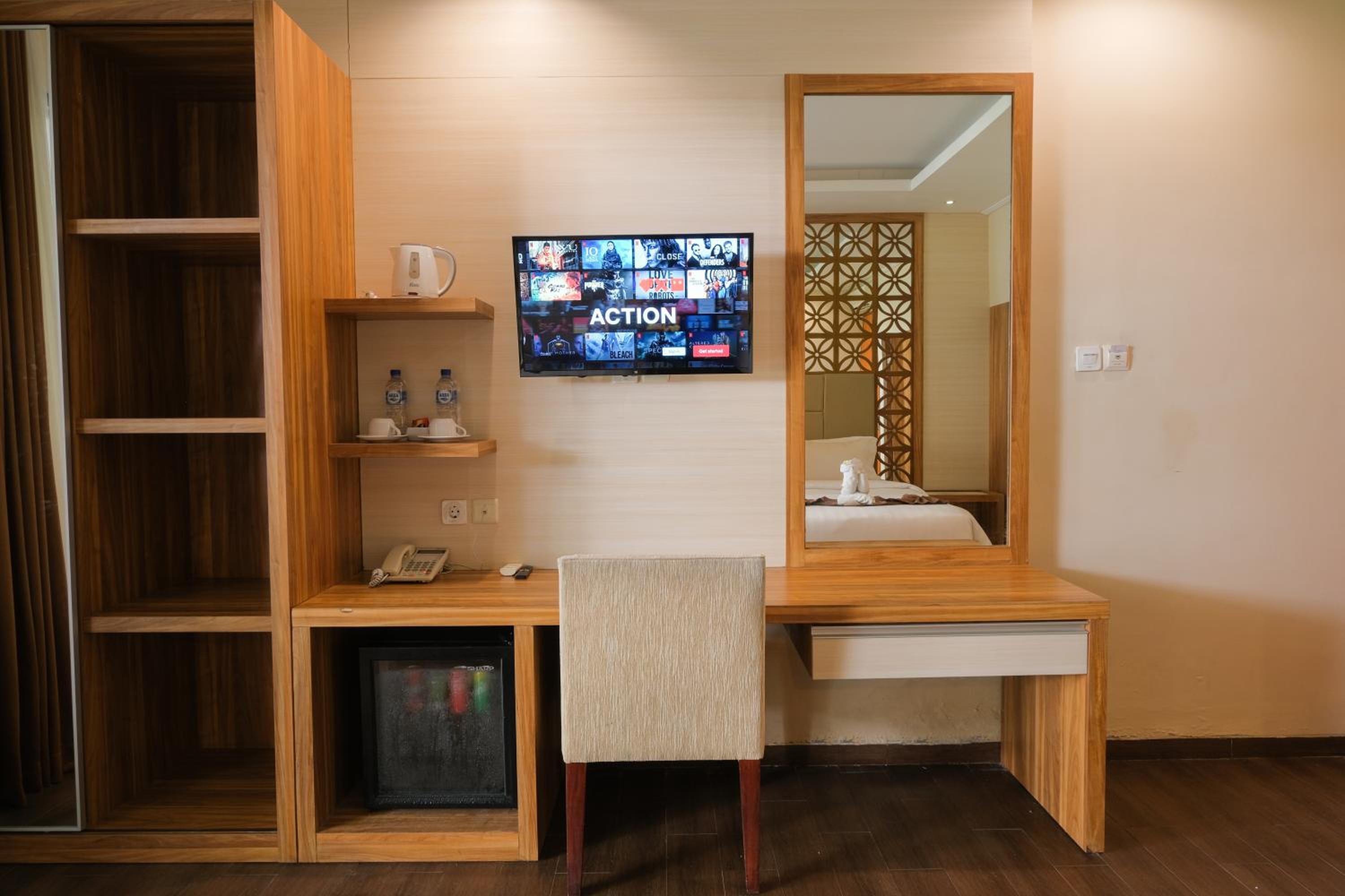 Deluxe Room with Pool Access - Photo 1