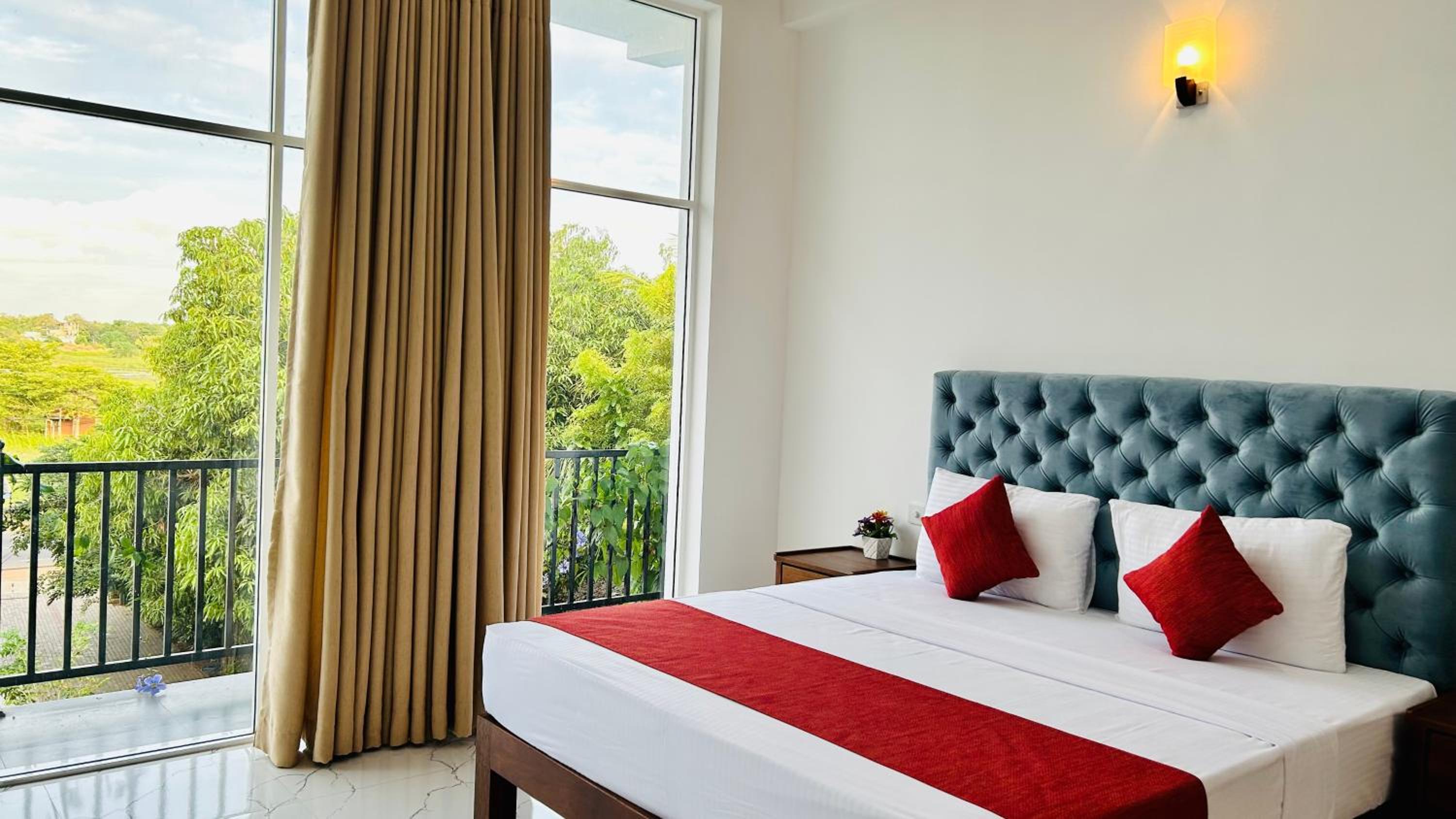 Deluxe King Room photo 2