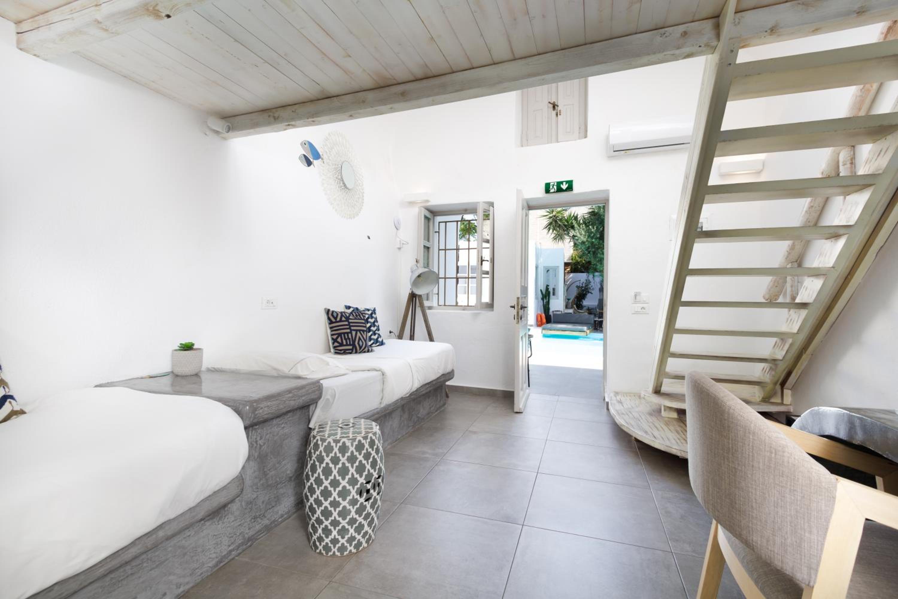 Poolfront Suite - Photo 27