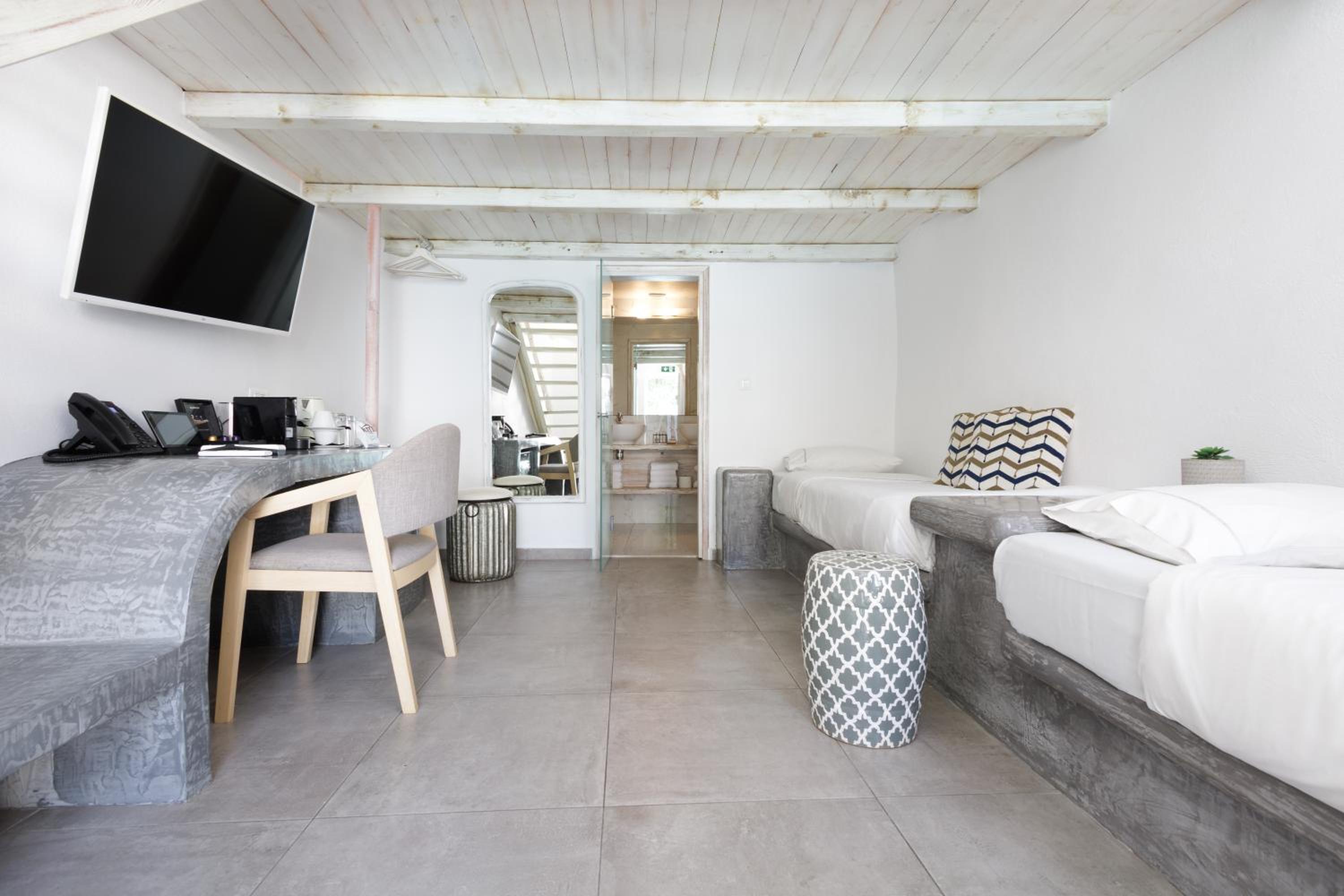 Poolfront Suite - Photo 28