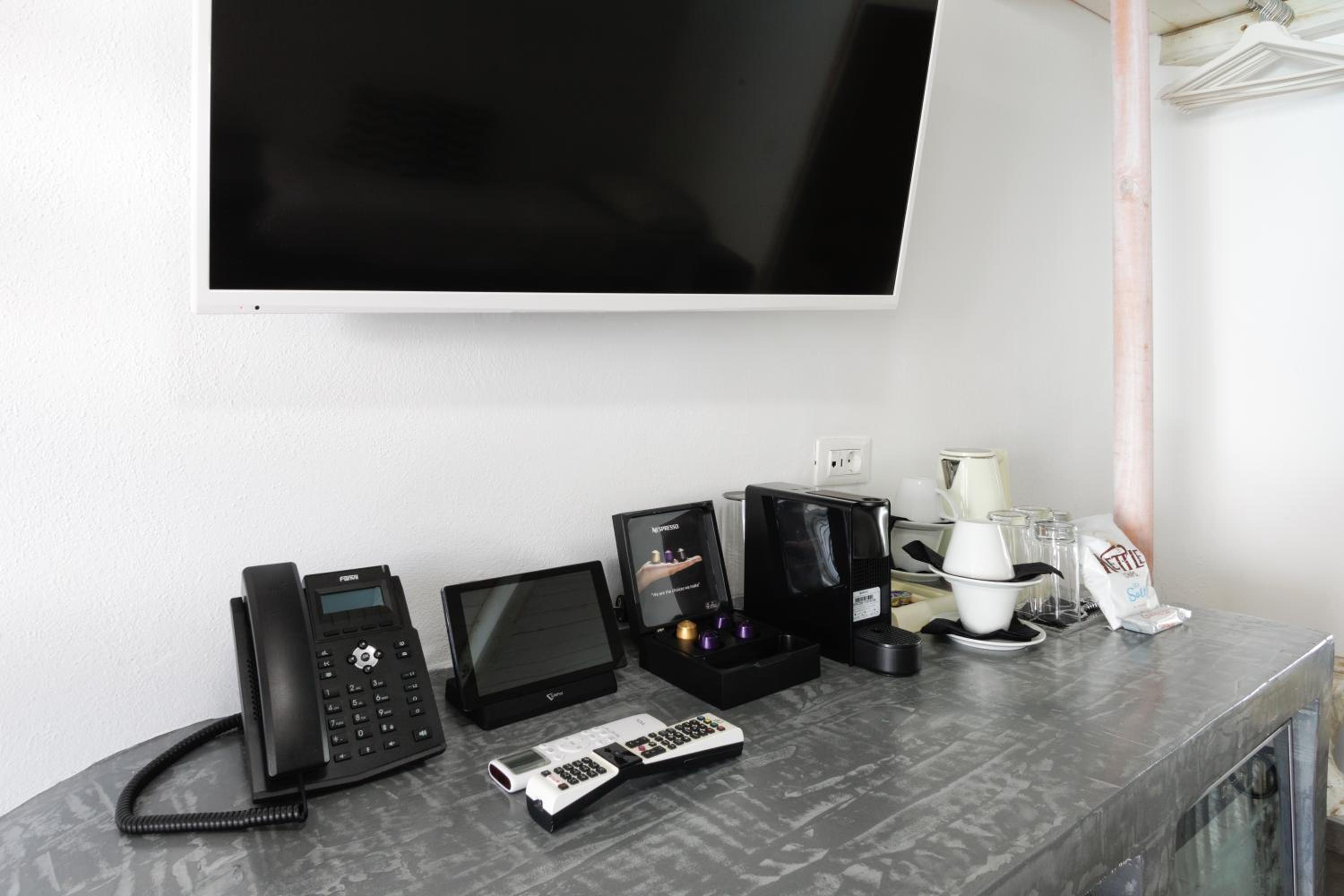 Poolfront Suite - Photo 3