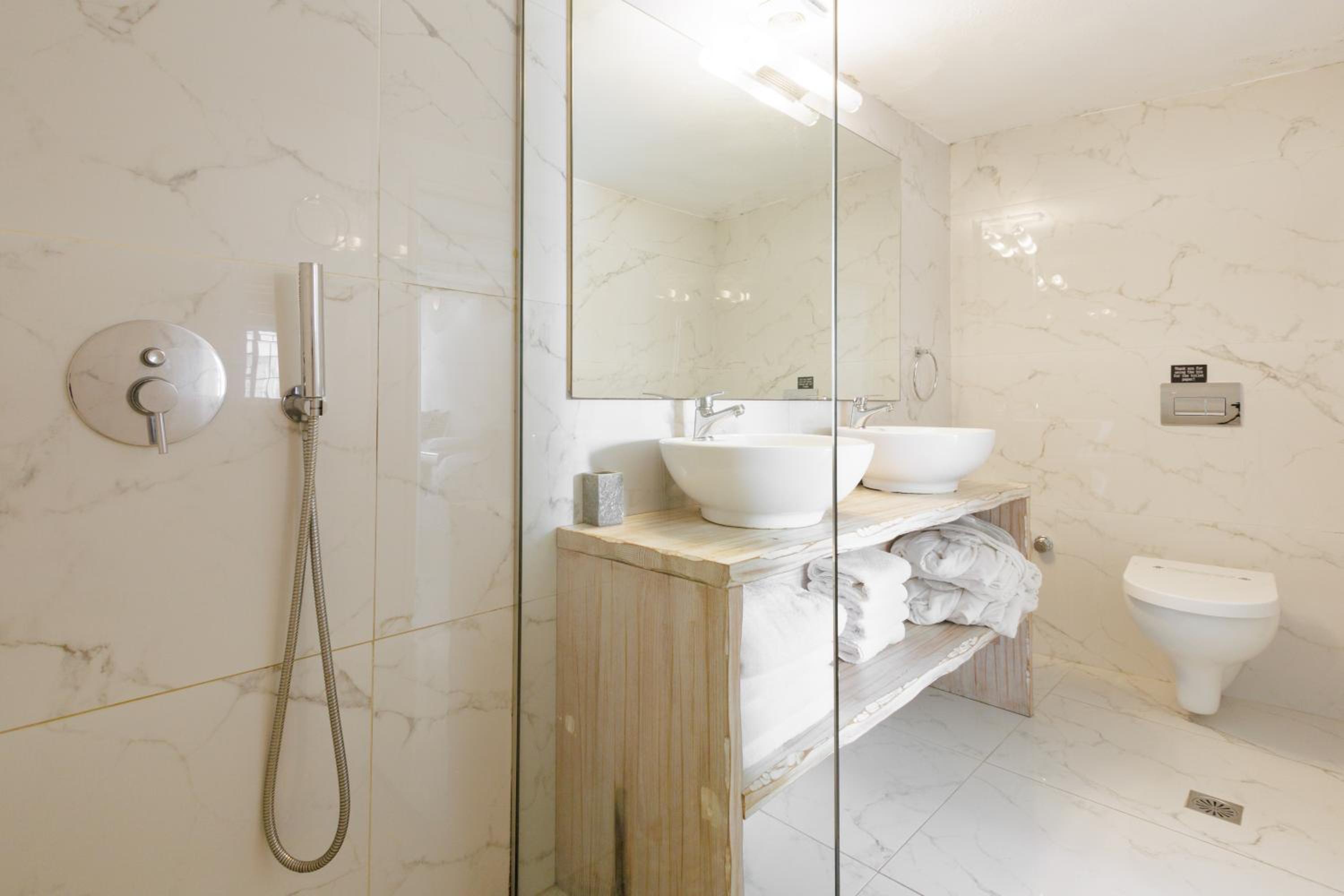 Poolfront Suite - Photo 30