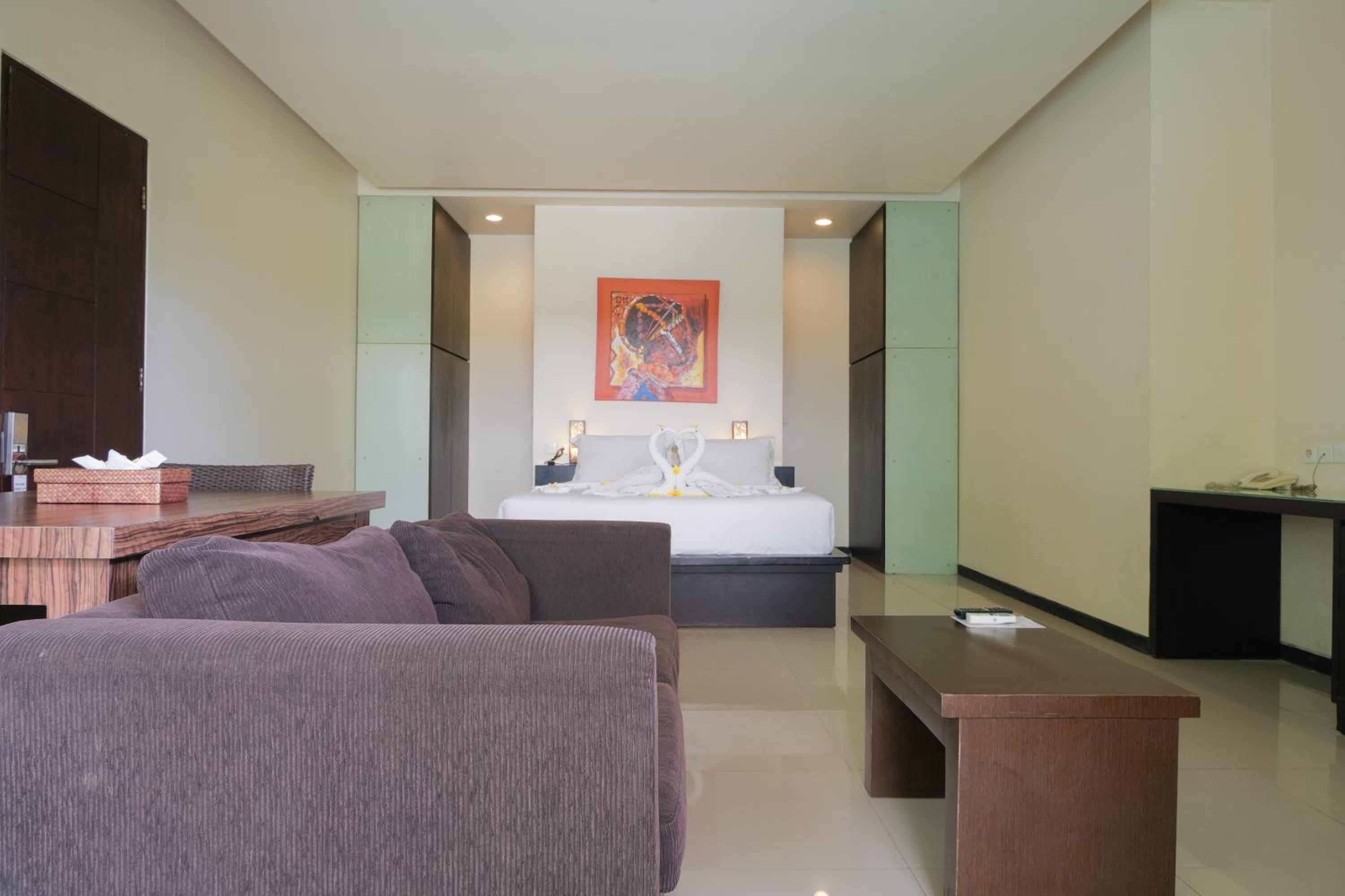 One-Bedroom Suite - Photo 4